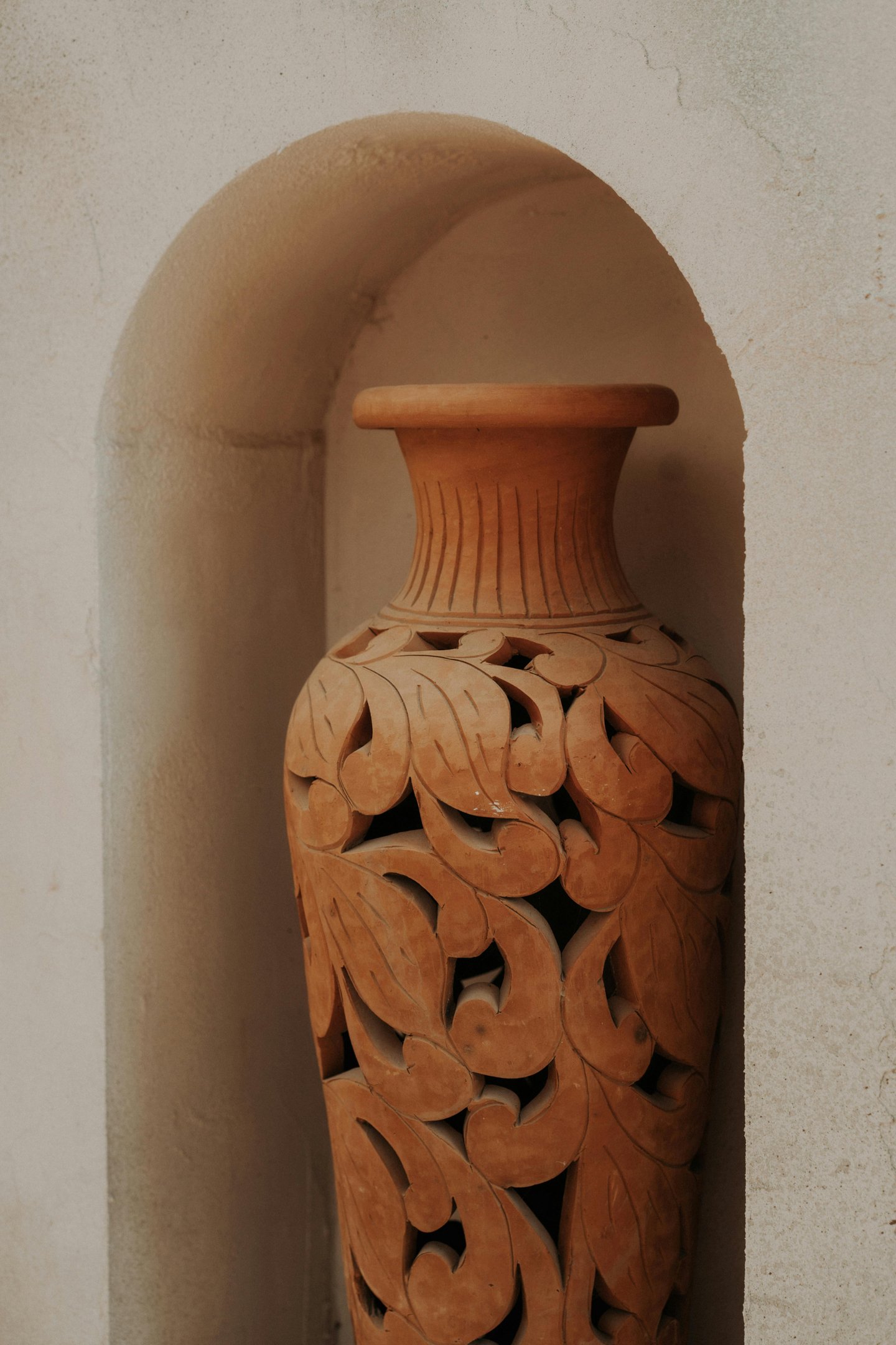 Vase en argile sculpté, symbole d’ancrage, d’élégance naturelle et de contenance énergétique