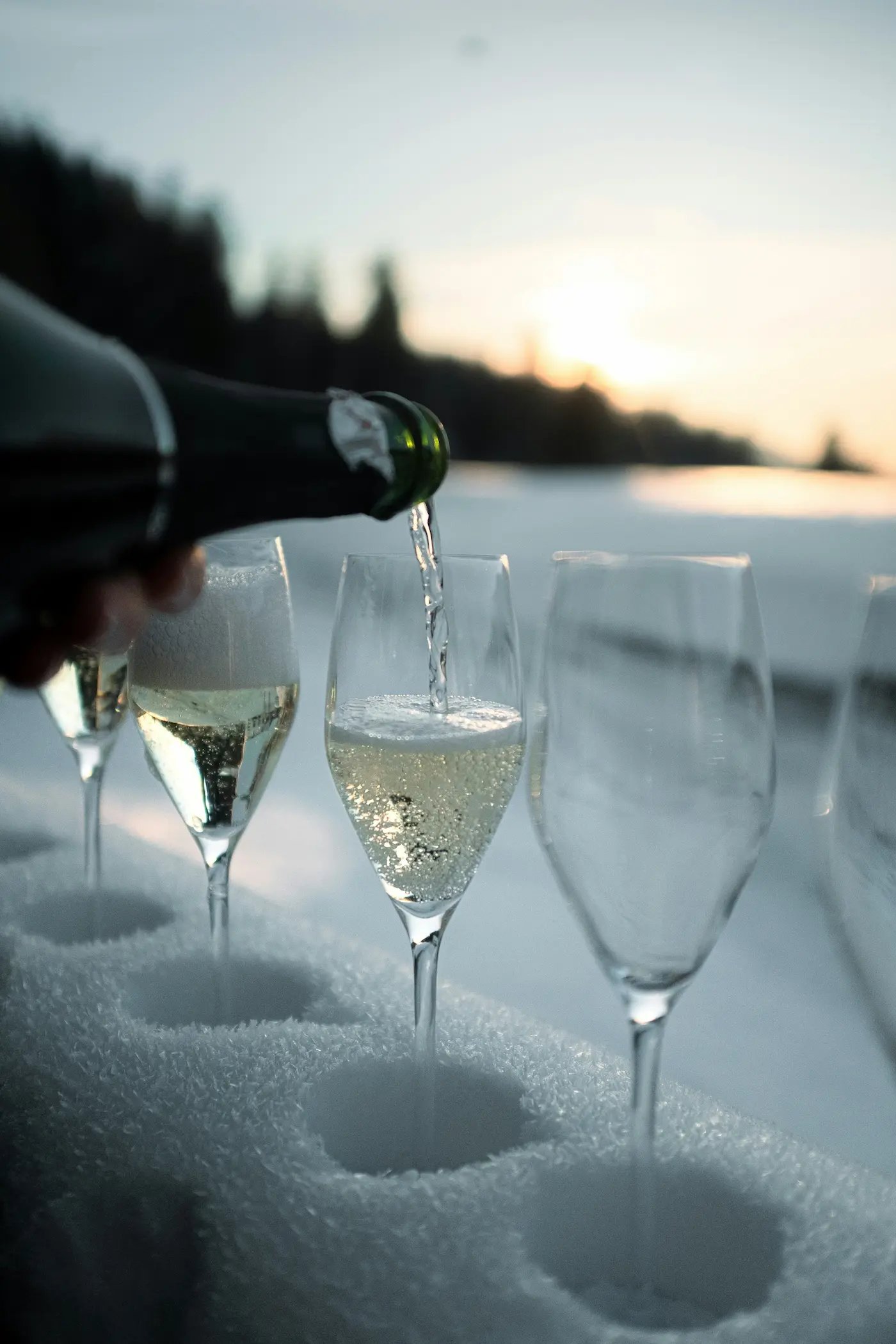 Service d'un verre de champage dans la neige