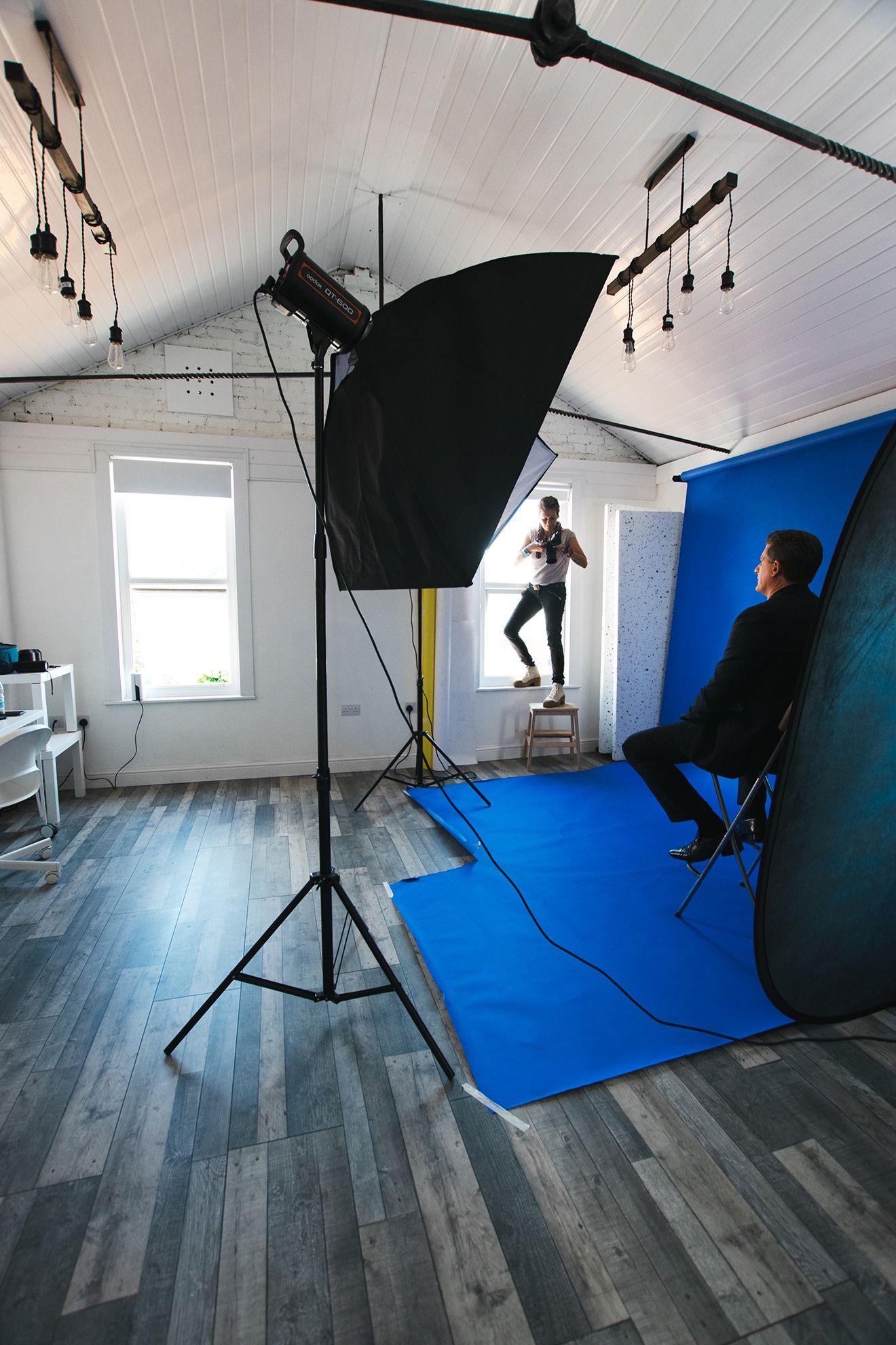 a man is taking a photo of himself in a studio