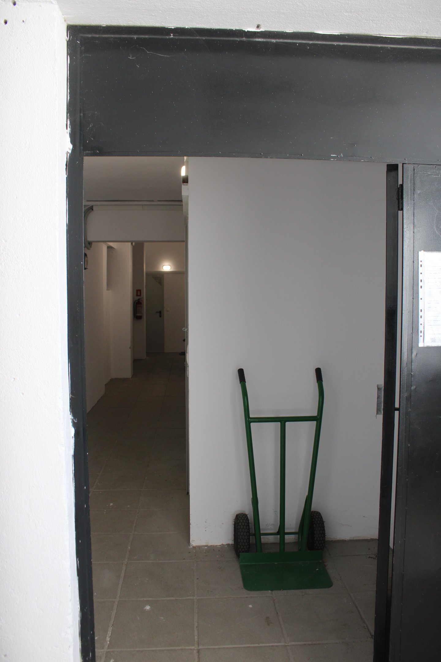 Handcart provided at the storage unit