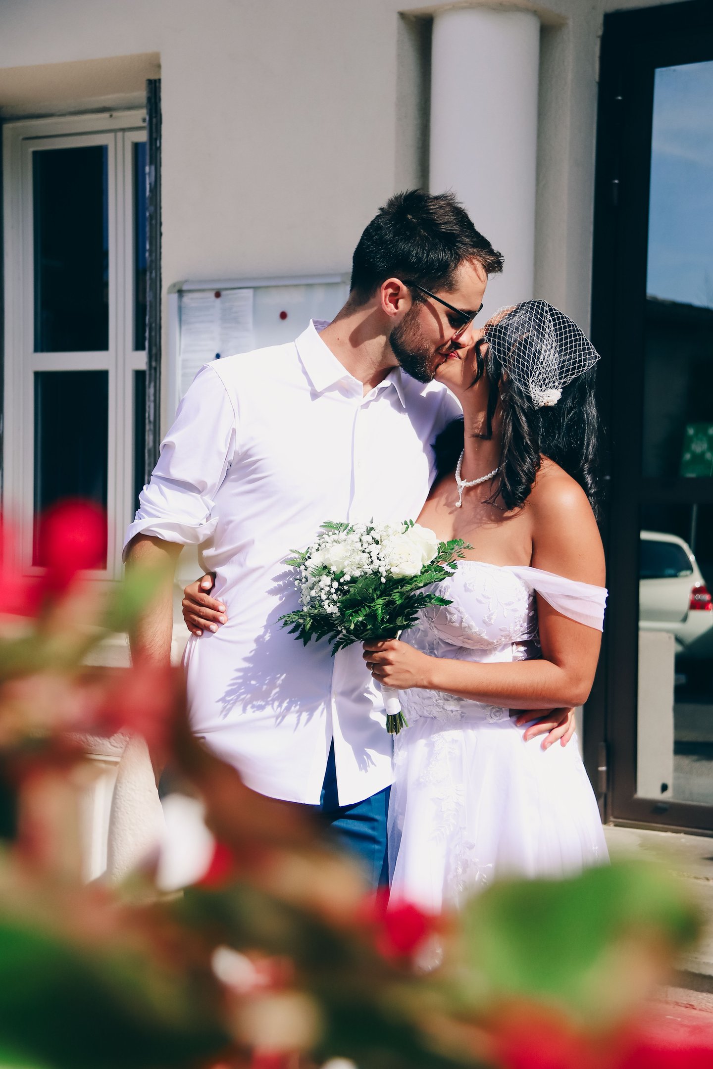 mariés devant la mairie