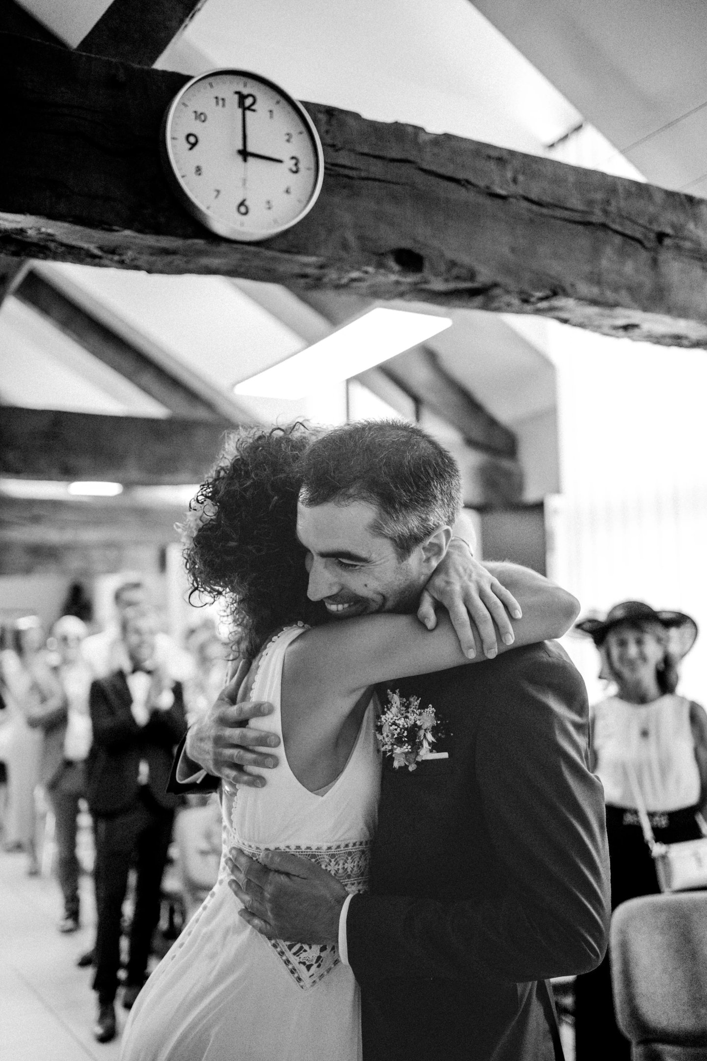 un couple qui s'enlace lors de leur mariage à la mairie à Guignen, à Rennes