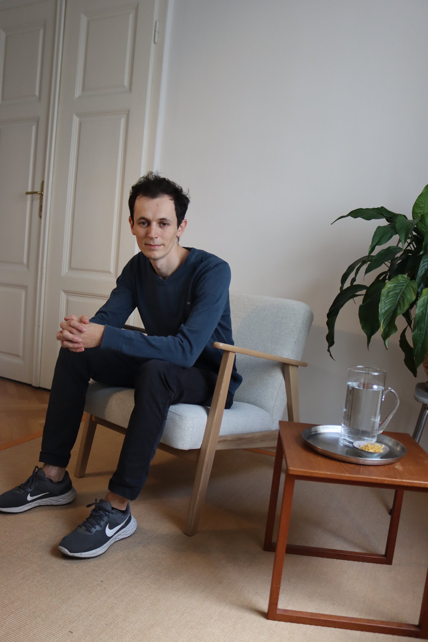 Psychologe Bruno Amanshauser in seiner Praxis sitzend