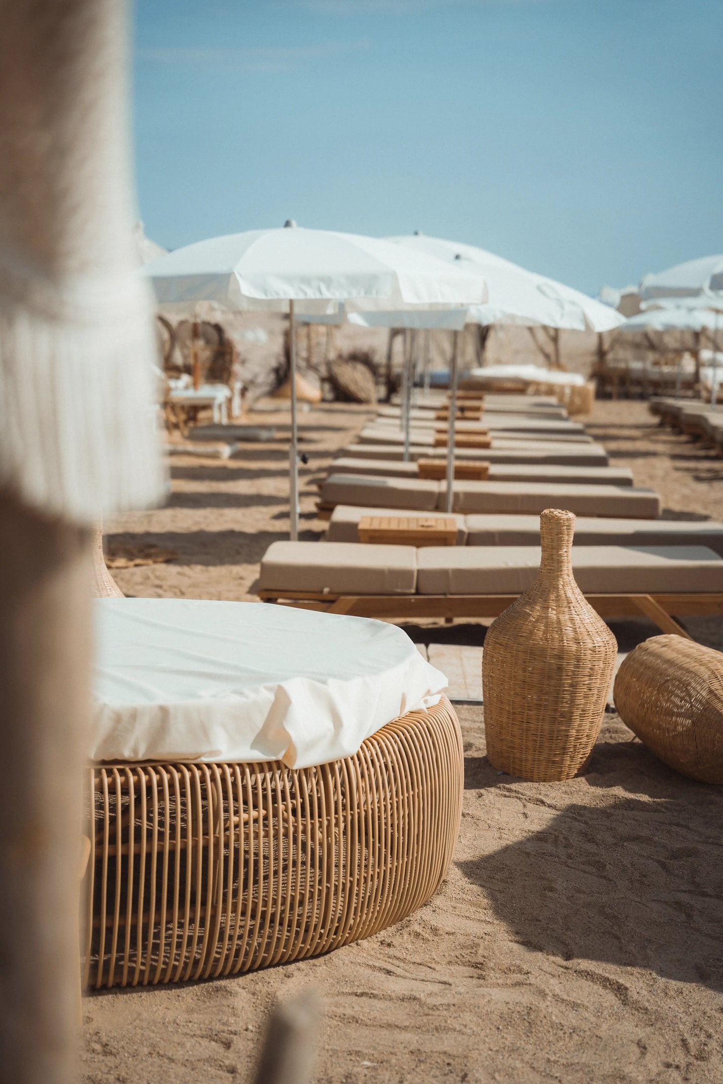 Lit rond confortable sur la plage privée de Playa Amor à Leucate, parfait pour se détendre face à la