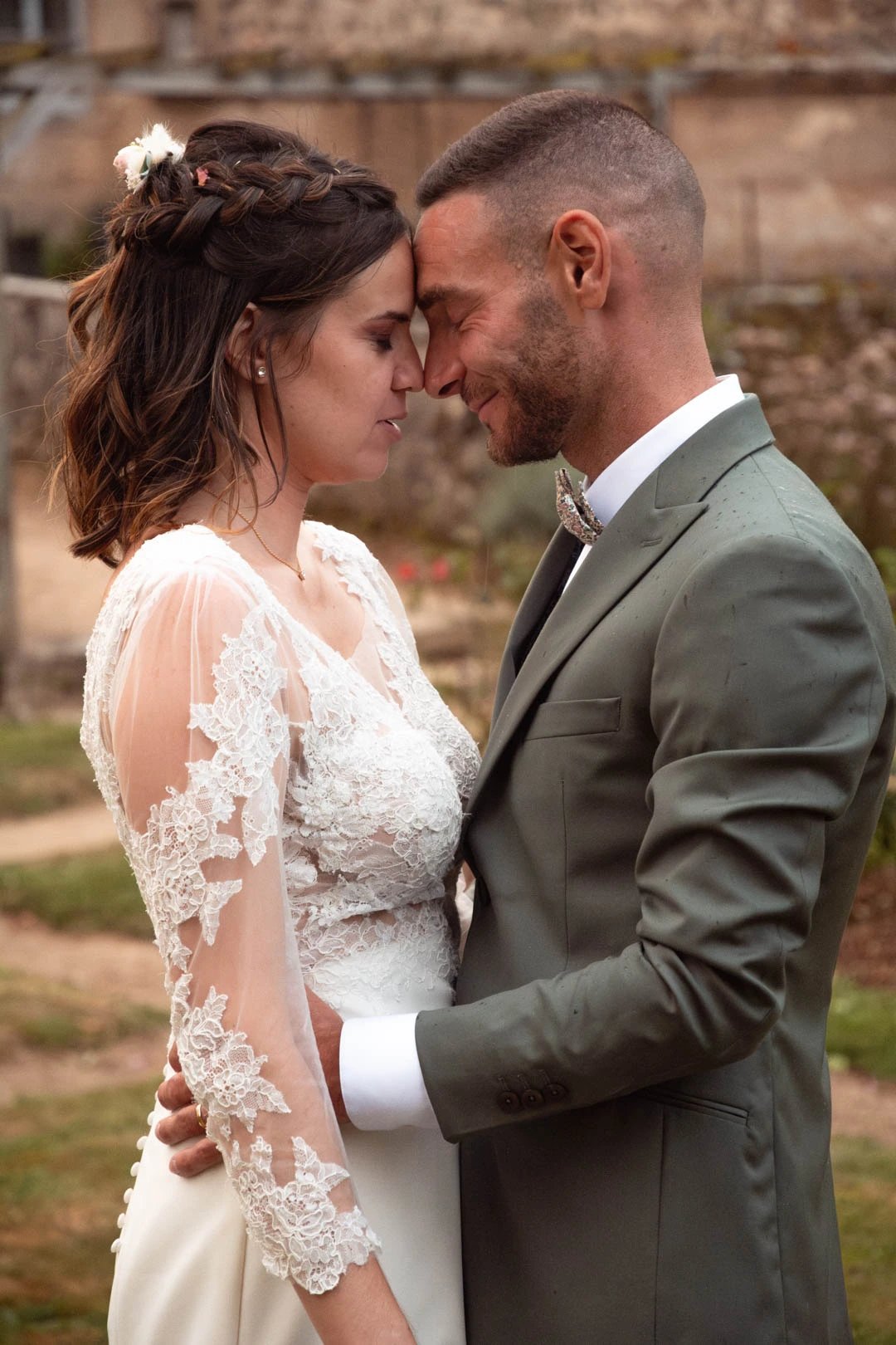 la mariée et le marié se tenant l'un contre l'autre, les yeux fermées plein d'amour