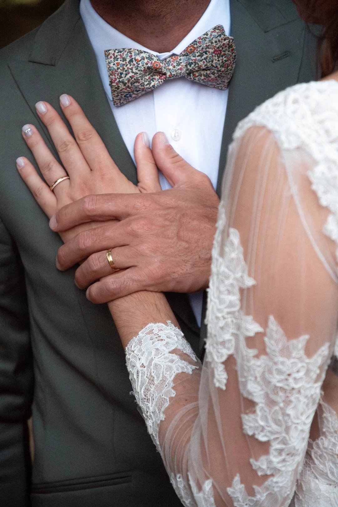 Les deux des mariées se tenant contre la poitrine de l'homme