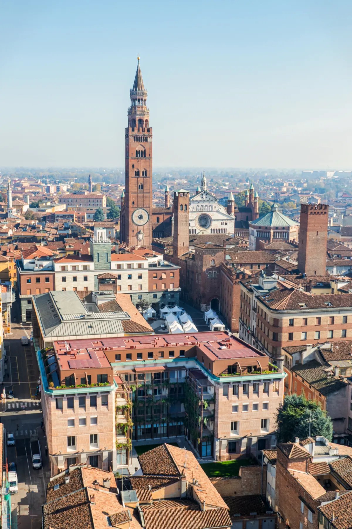 Veduta aerea di Palazzo CorteVerdi a Cremona: l'architettura di Stefano Boeri nel centro storico con vista Torrazzo.