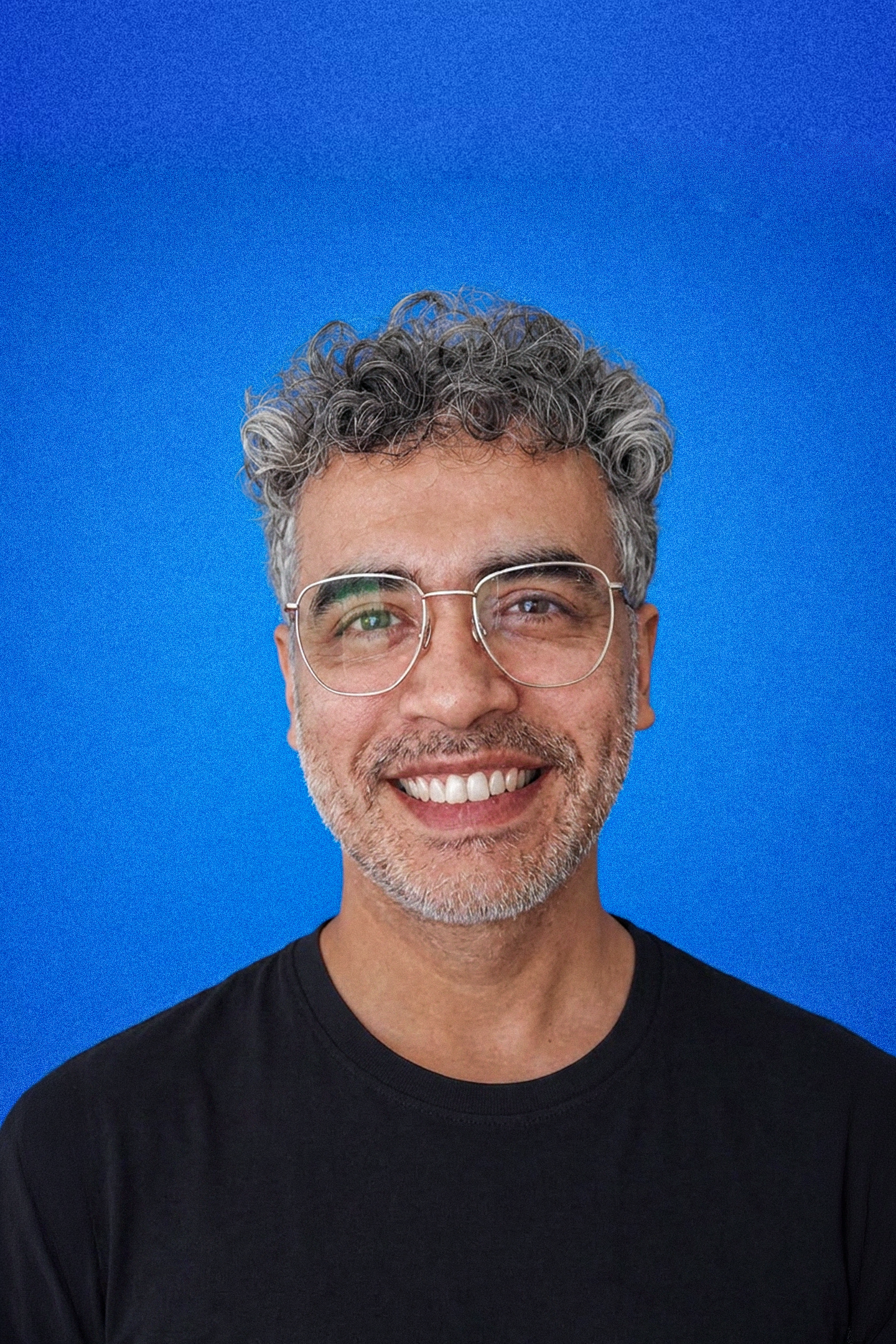 Retrato Daniel Vega, diseñador especializado en branding y dirección creativa. fondo azul texturizado de estilo minimalista.