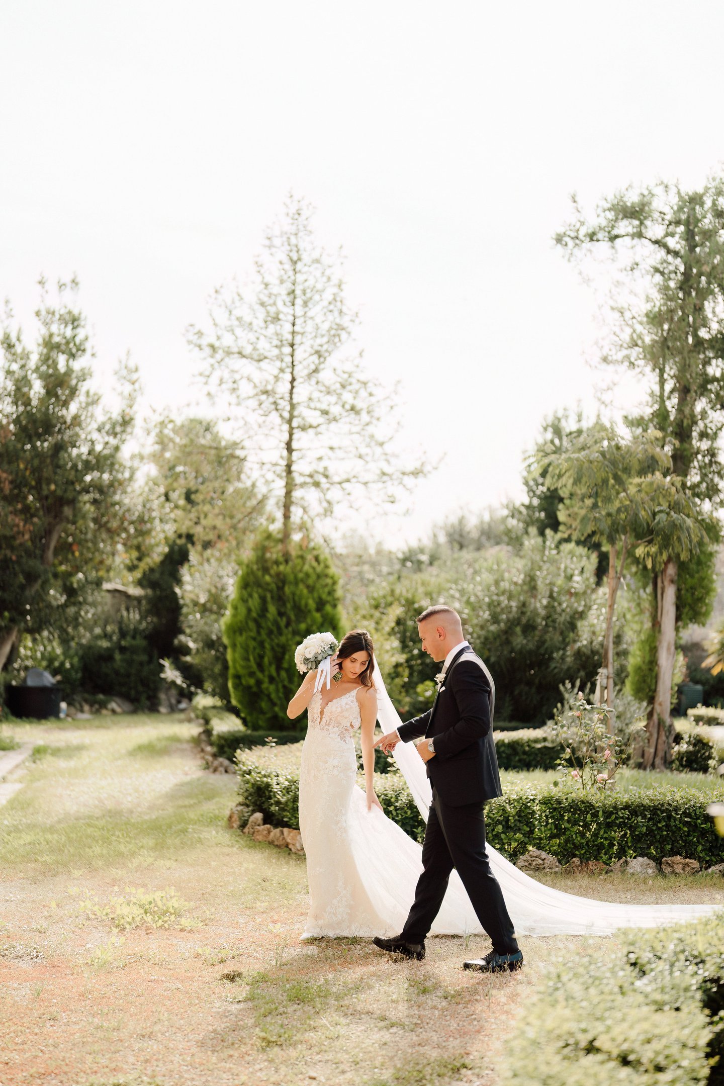 coppia di sposi che passeggia in un giardino Matrimonio Elegante Pescara Abruzzo