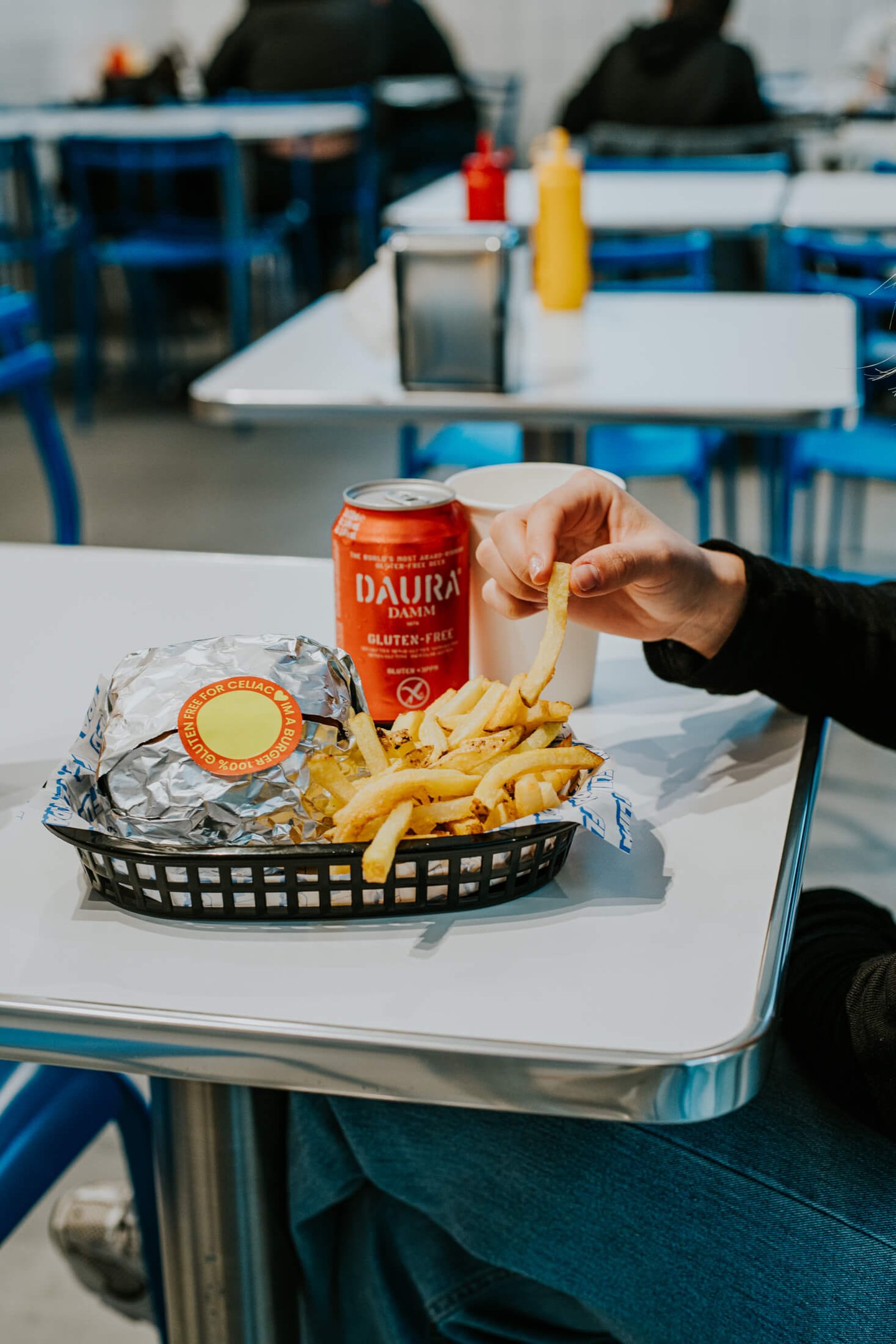 Burger sense gluten de Flipa Burger amb patates fregides i cervesa Daura