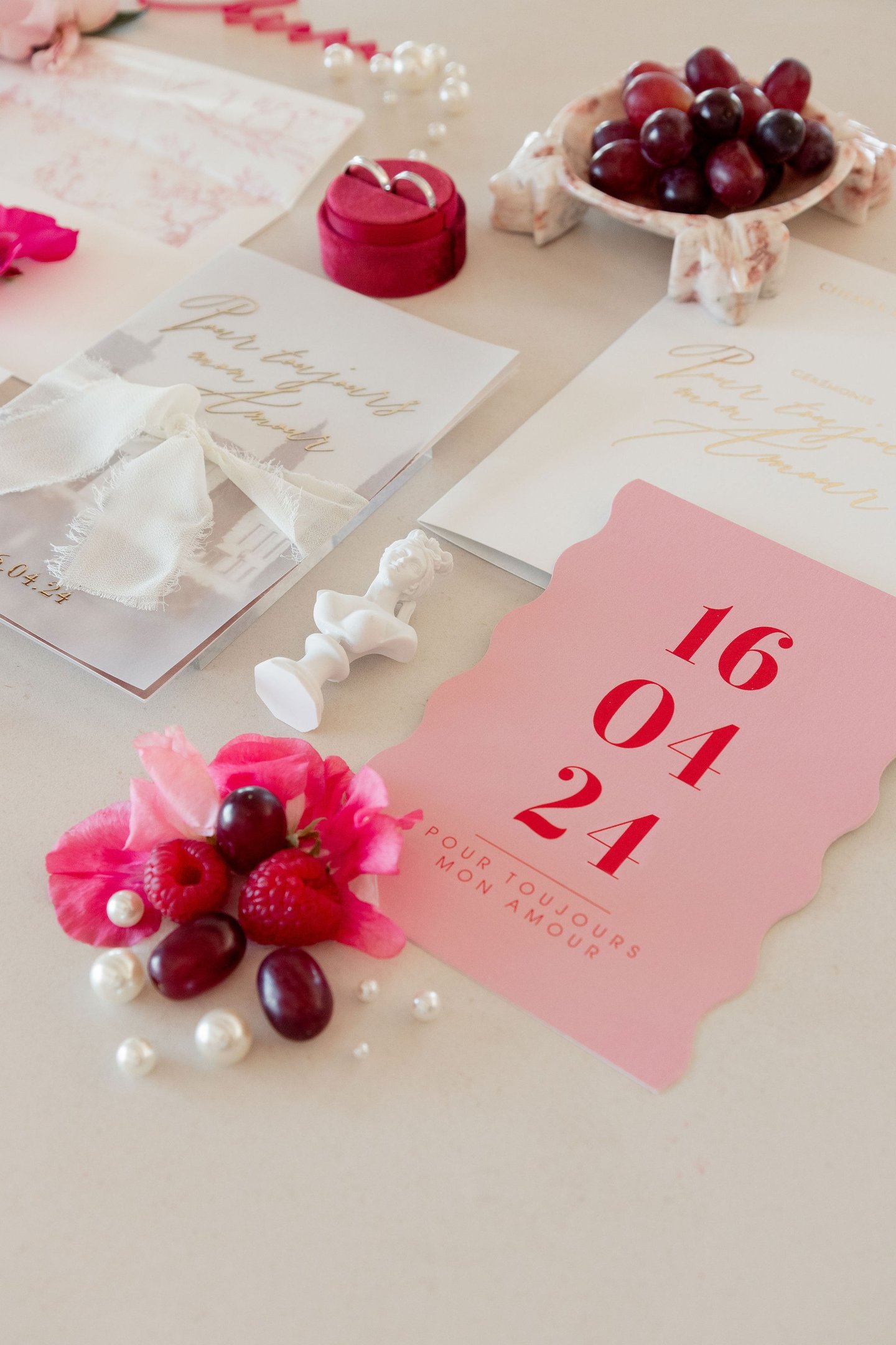 Détail de mariages, faire parts, alliances, parfum, voile, invitation au brunch, décoration