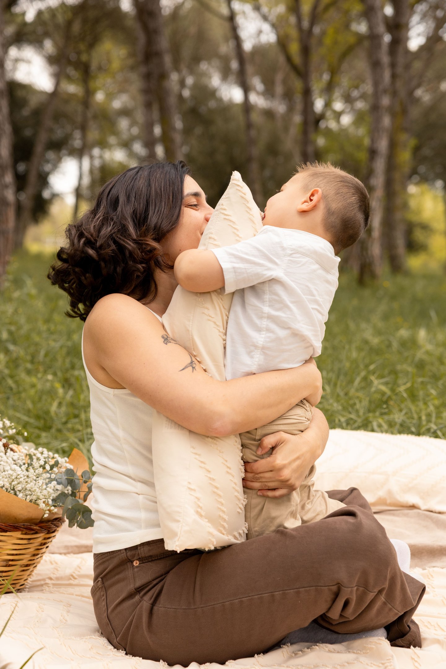 Sessió de fotos familiar a Girona amb una mare i fill jugant feliços en un entorn natural exterior