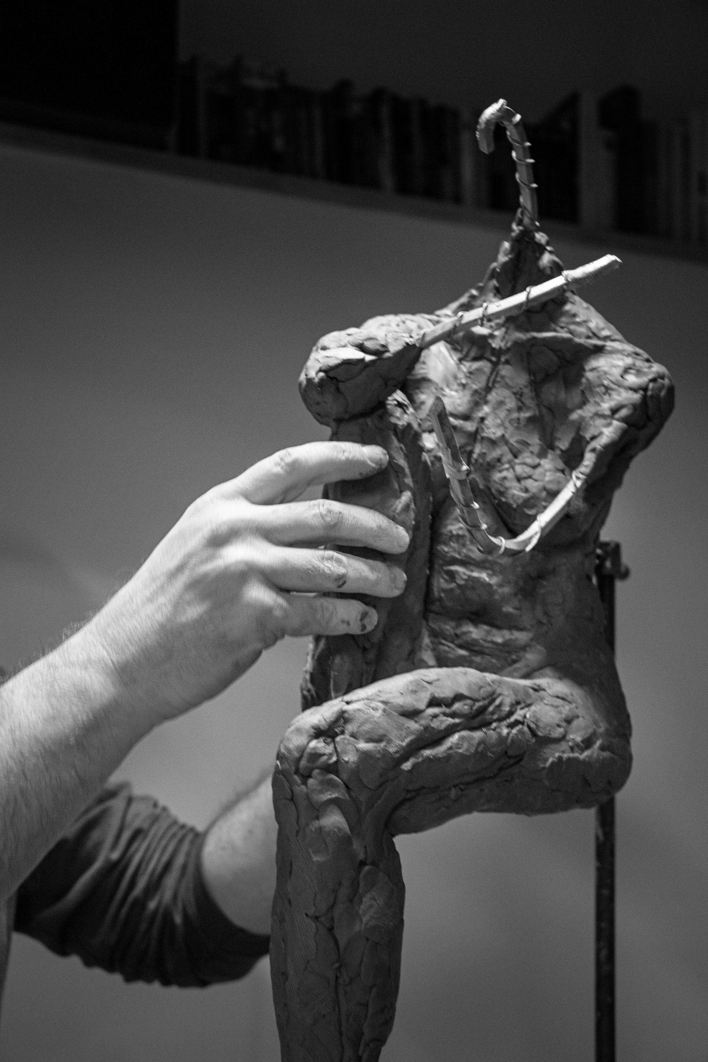 main de sculpteur tenant de l'argile