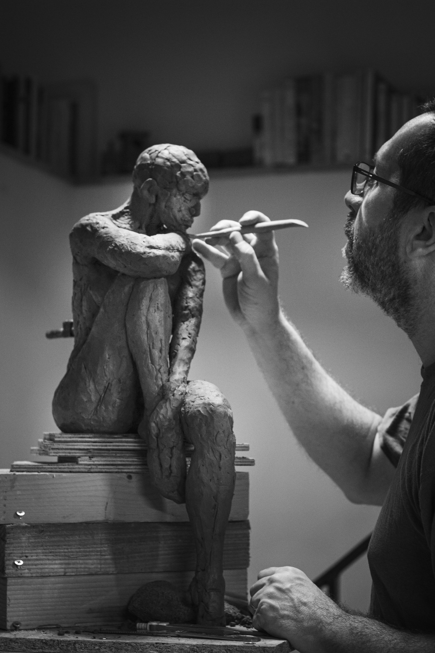 photo en noir et blanc de sculpteur en train de travailler