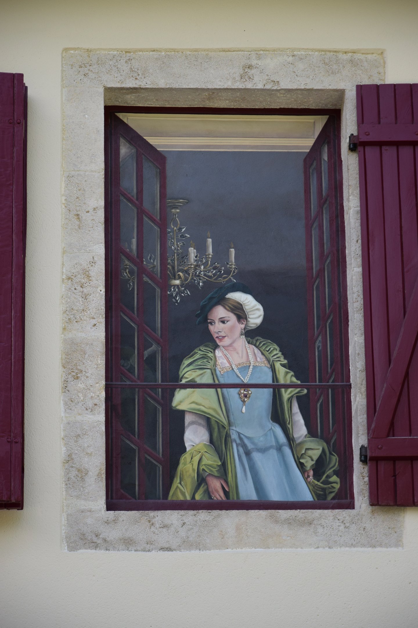 Trompe-l'oeil peint pour un château à Maisod, une fenêtre ouverte, une femme en costume d'époque.