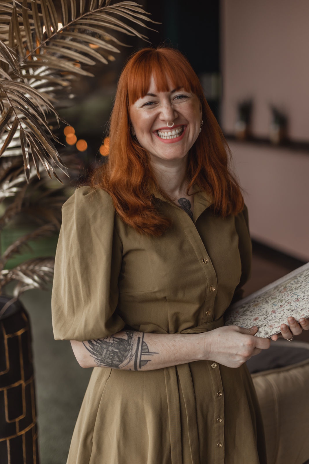 Freie Rednerin Ramona blickt grinsend in die Kamera und hält die Rede für die freie Trauung  in den Händen