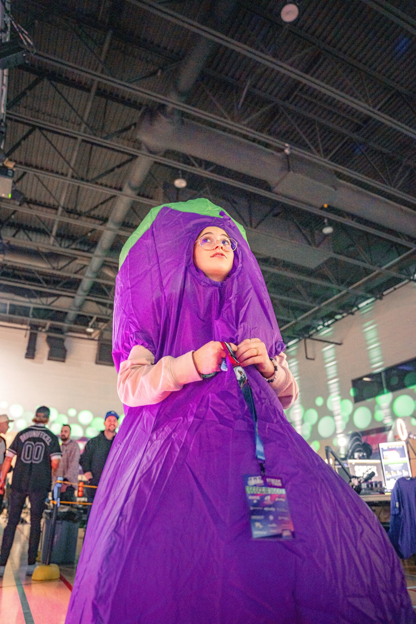 alyssacestmoii dans un costume d'aubergine