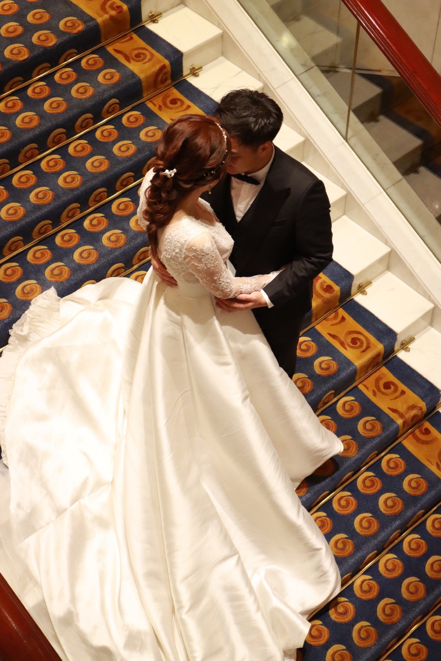 香港婚禮新娘化妝跟妝服務-我們提供全程貼身跟妝服務，從新娘子出門、男家入門、證婚、外影、晚宴迎賓、新人進場到晚宴敬酒的所有婚禮環節，我們都盡心為新娘子提供貼心+貼身的跟妝服務