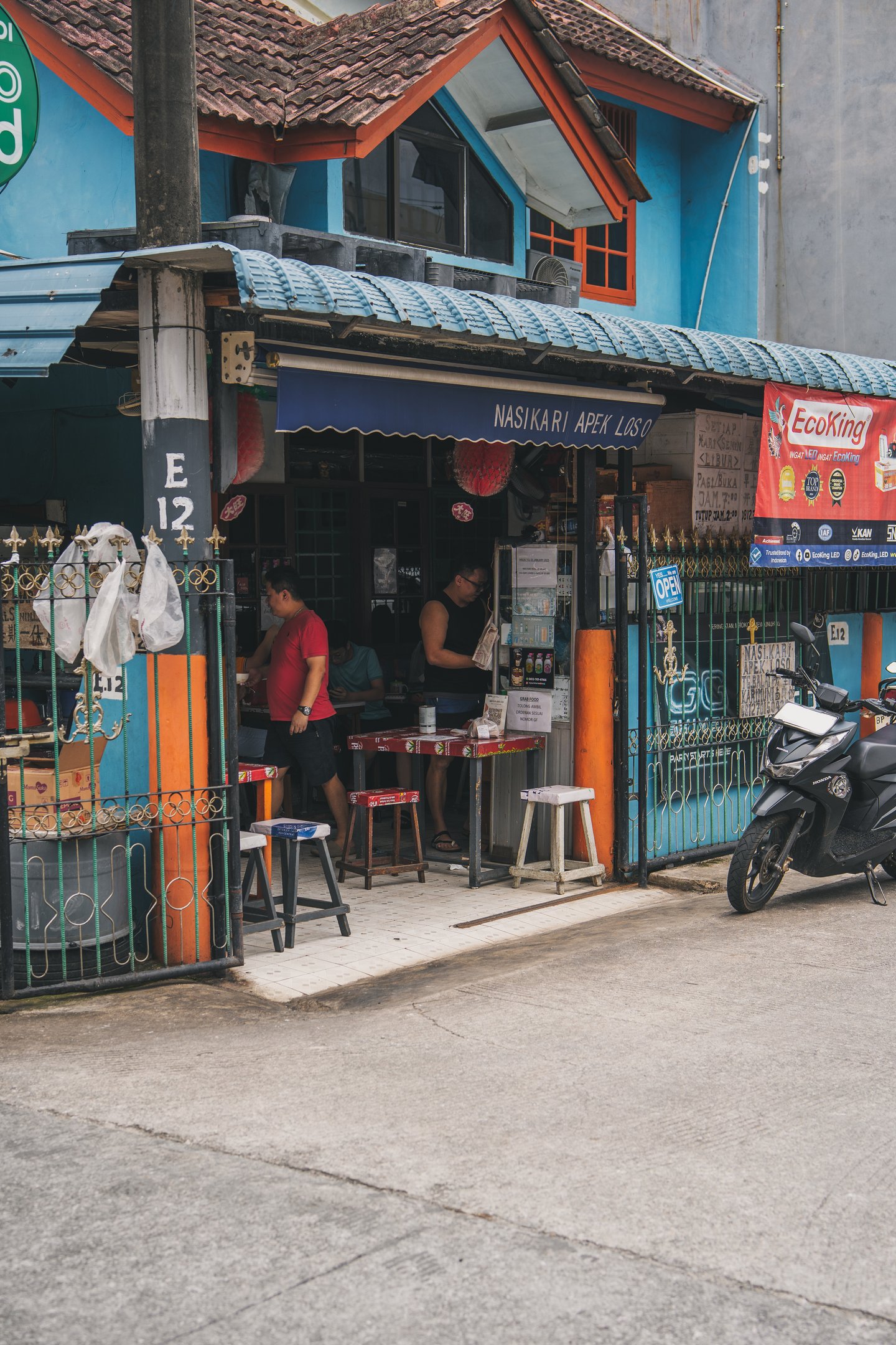 crowded local stall at Nasi Kari Apek Loso in Batam