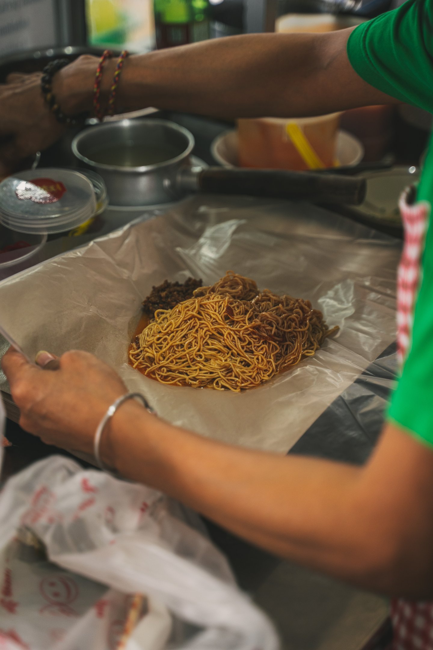 chef preparing Mie Pangsit takeaway at Mie Pok Ahan Batam