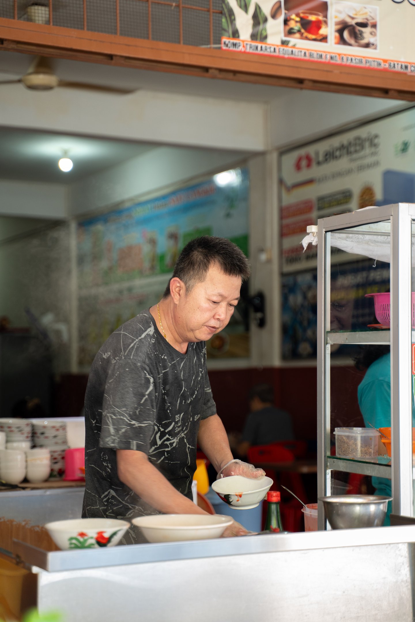 Chef preparing noodle at Asek Tamie Ayam 6868 Batam