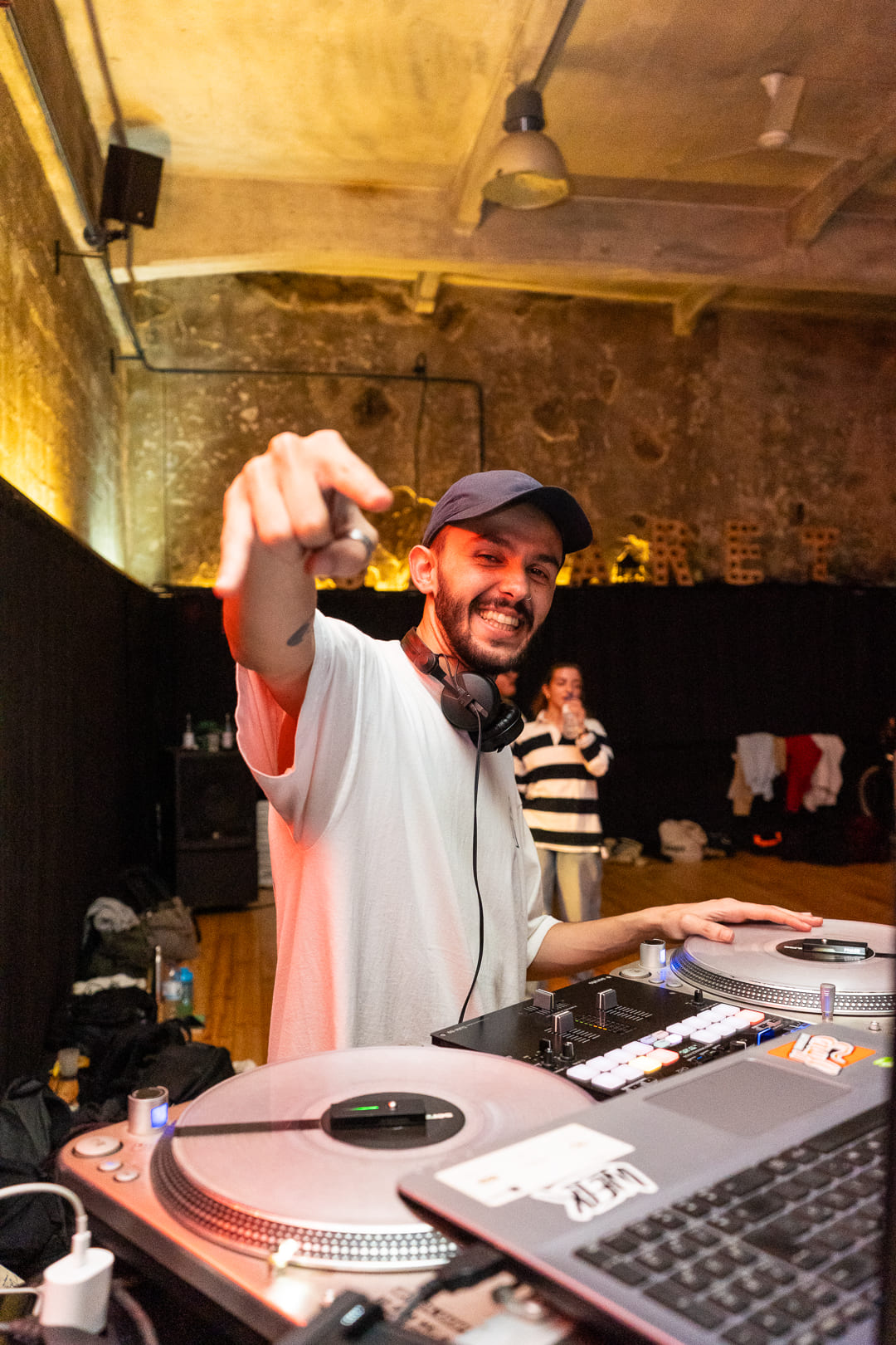 como-escolher-dj-para-festa-pista-cheia