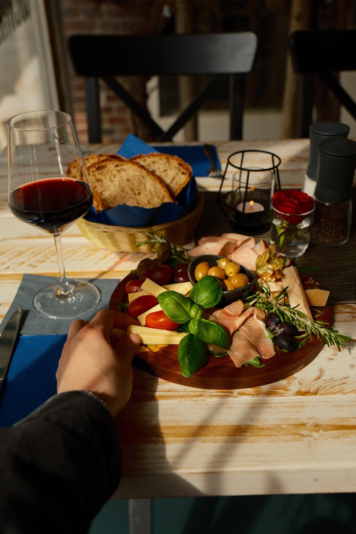 astronomie Shooting Rheine: Mediterrane Snacks bei by Luca. Hand greift nach Käse