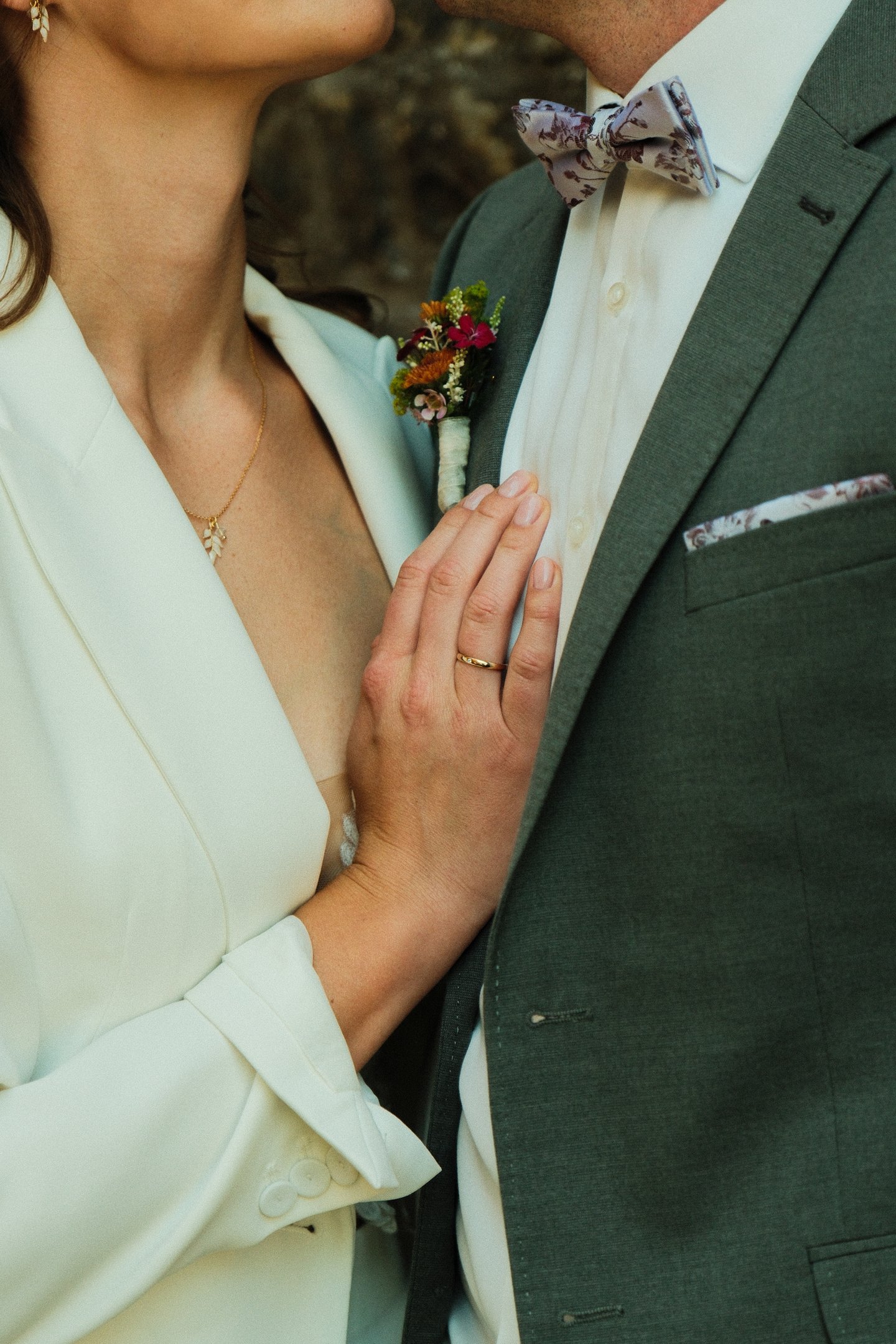 Hochzeit: Hochzeitsfotograf Rheine Hand aus Brust vom Bräutigam Ehering