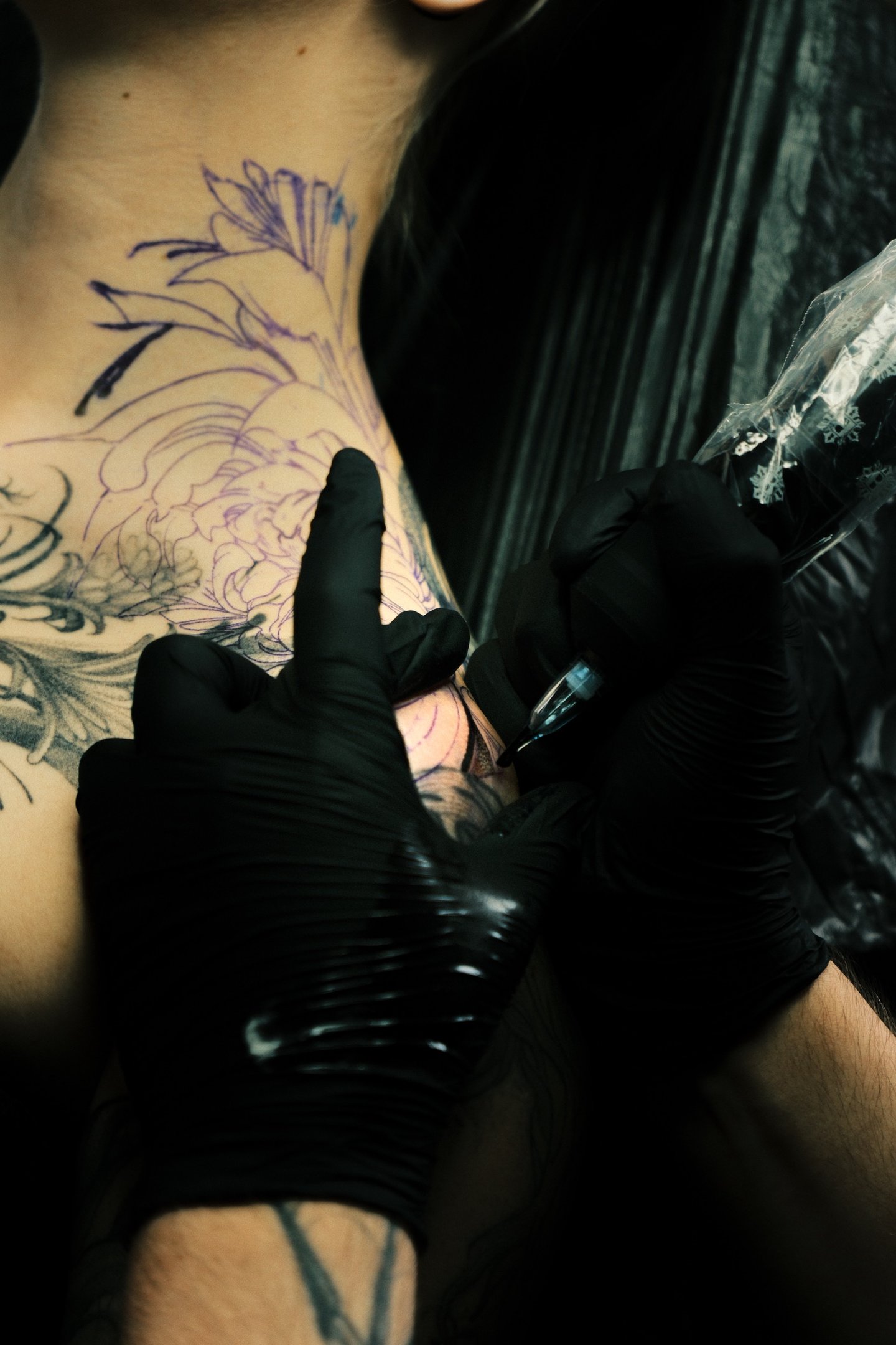  Tattoo Detailaufnahme beim Stechen festgehalten von Fotograf in Ibbenbüren