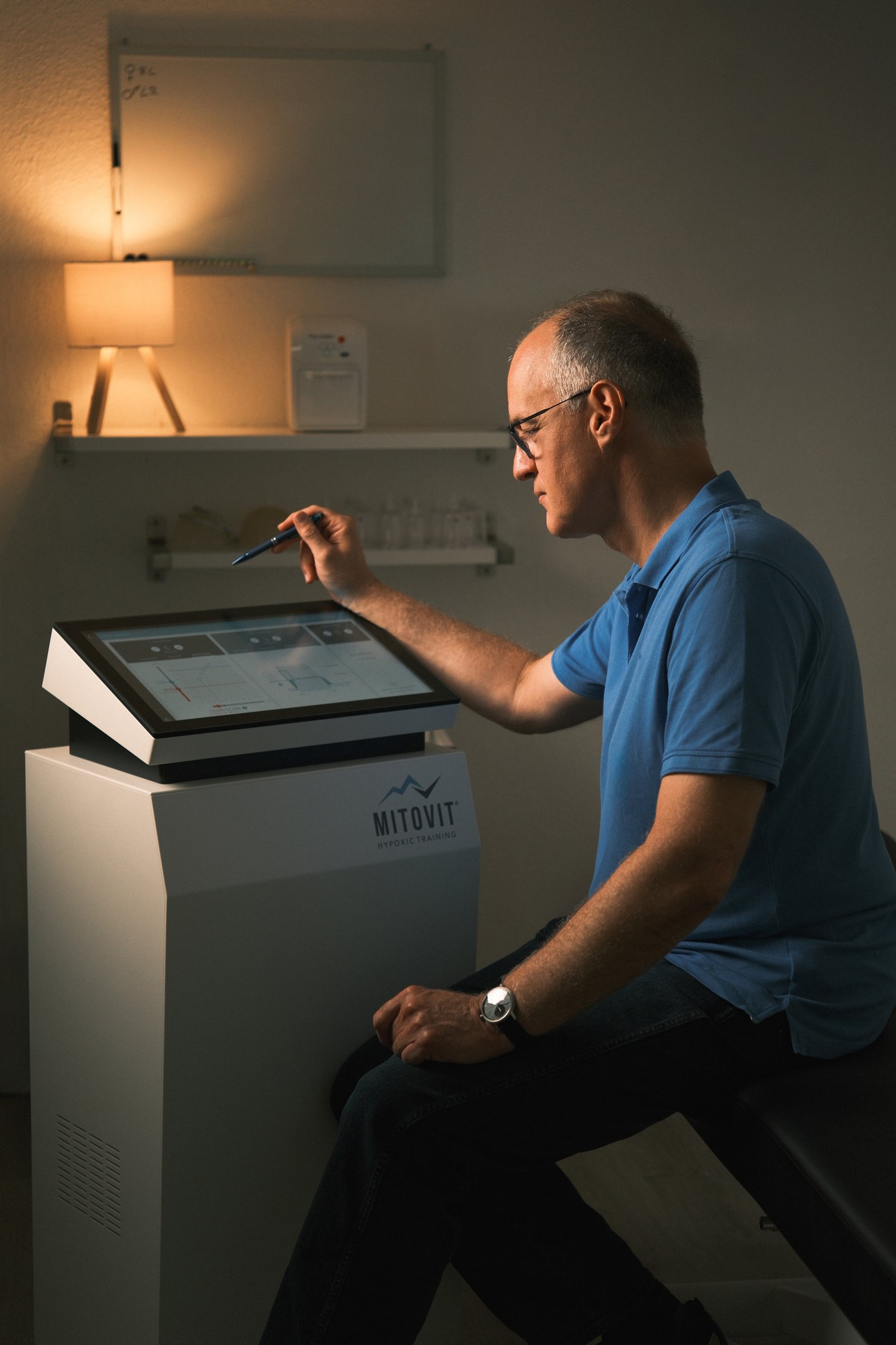 Heilpraktiker bei der Auswertung an einem Mitovit-Diagnosegerät in der Praxis Vitalsinn