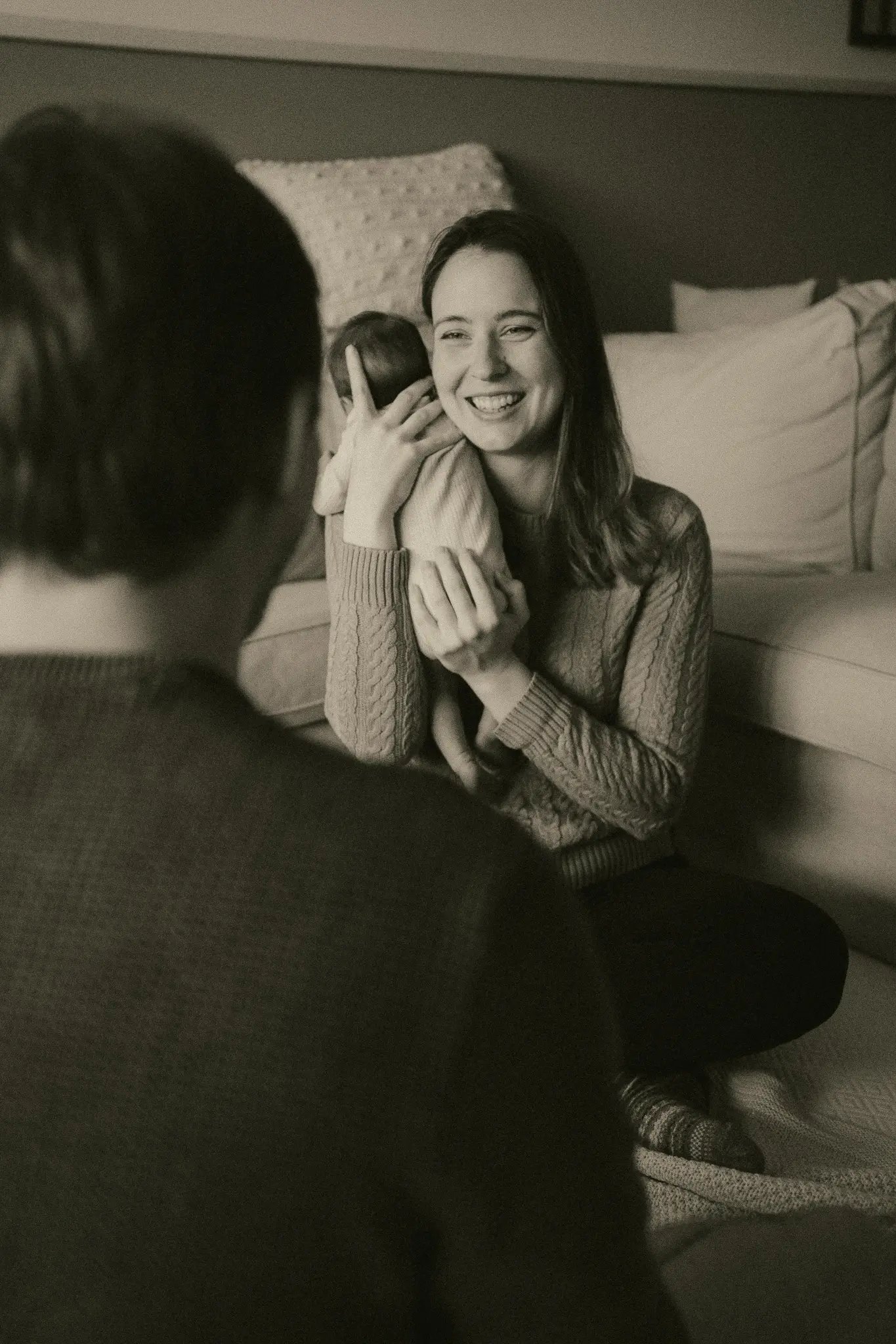 ich mit mem Baby und meinem Mann im Wochenbett Sophie Sara Fotografie Familienfotos Paarfotos Babyfotos NÖ