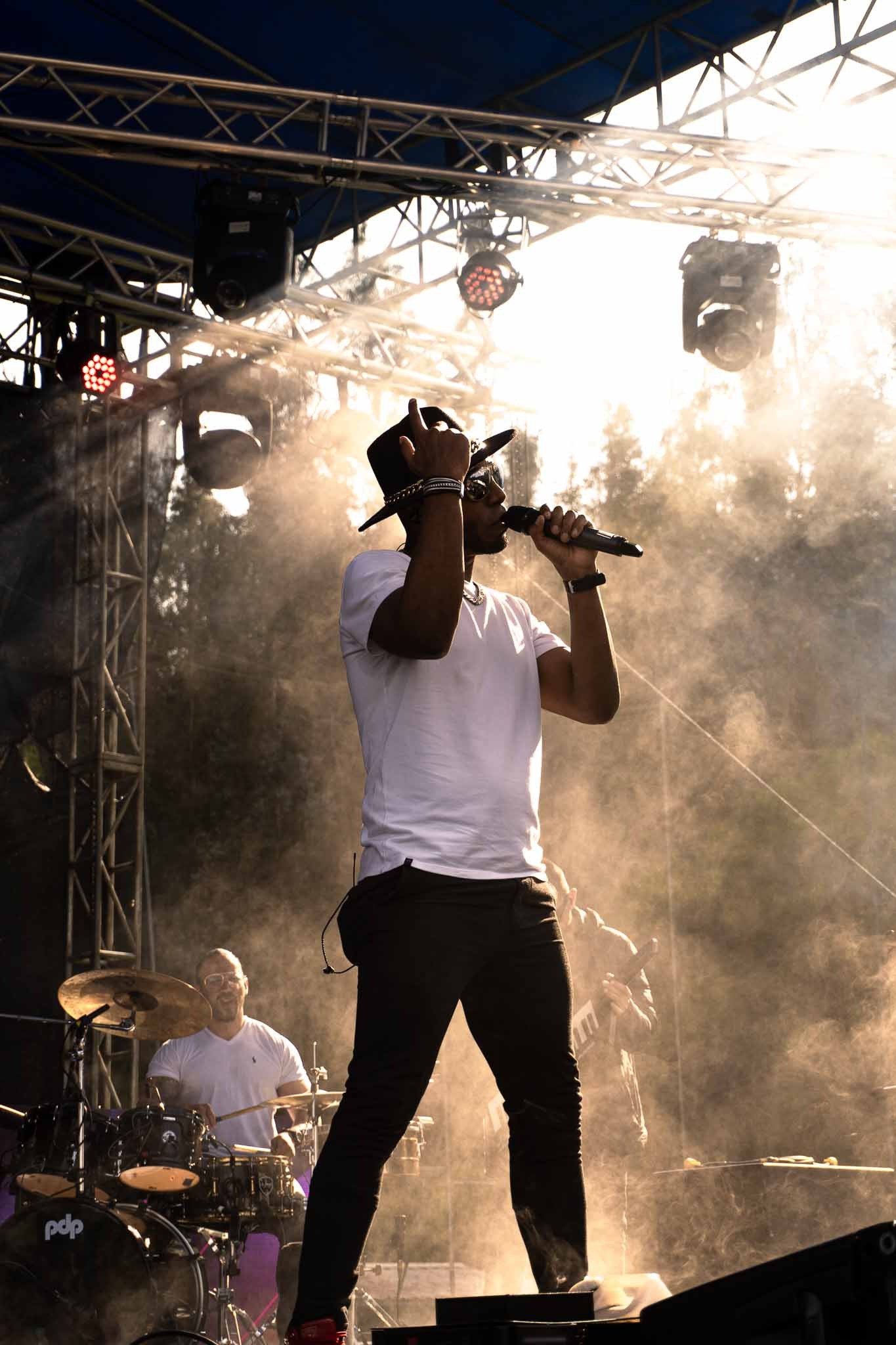 Fotografía de concierto en el atardecer de cantante con estilo