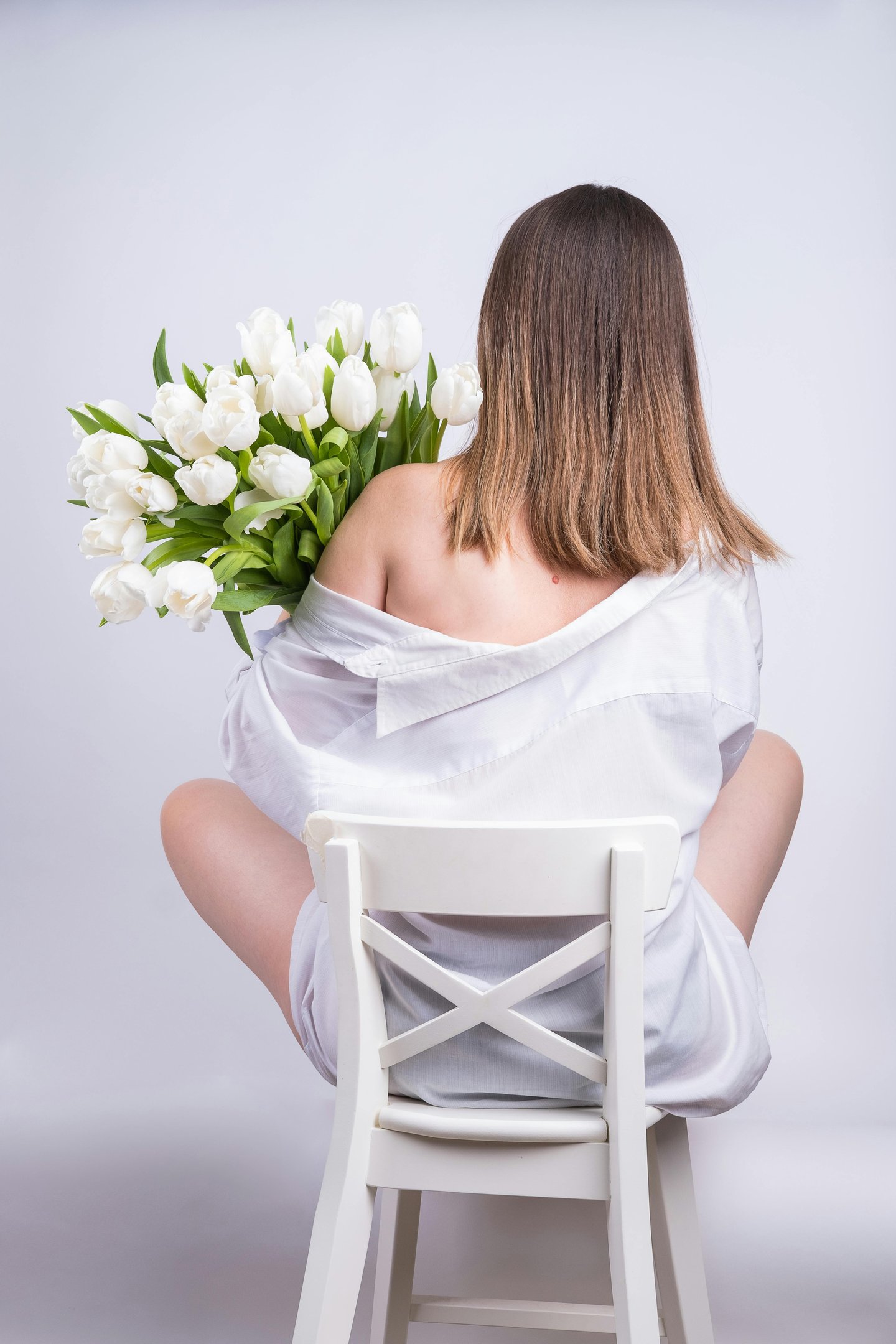 femme douce avec un bouquet de tulipes prête à renaitre amour de soi douceur joie de vivre