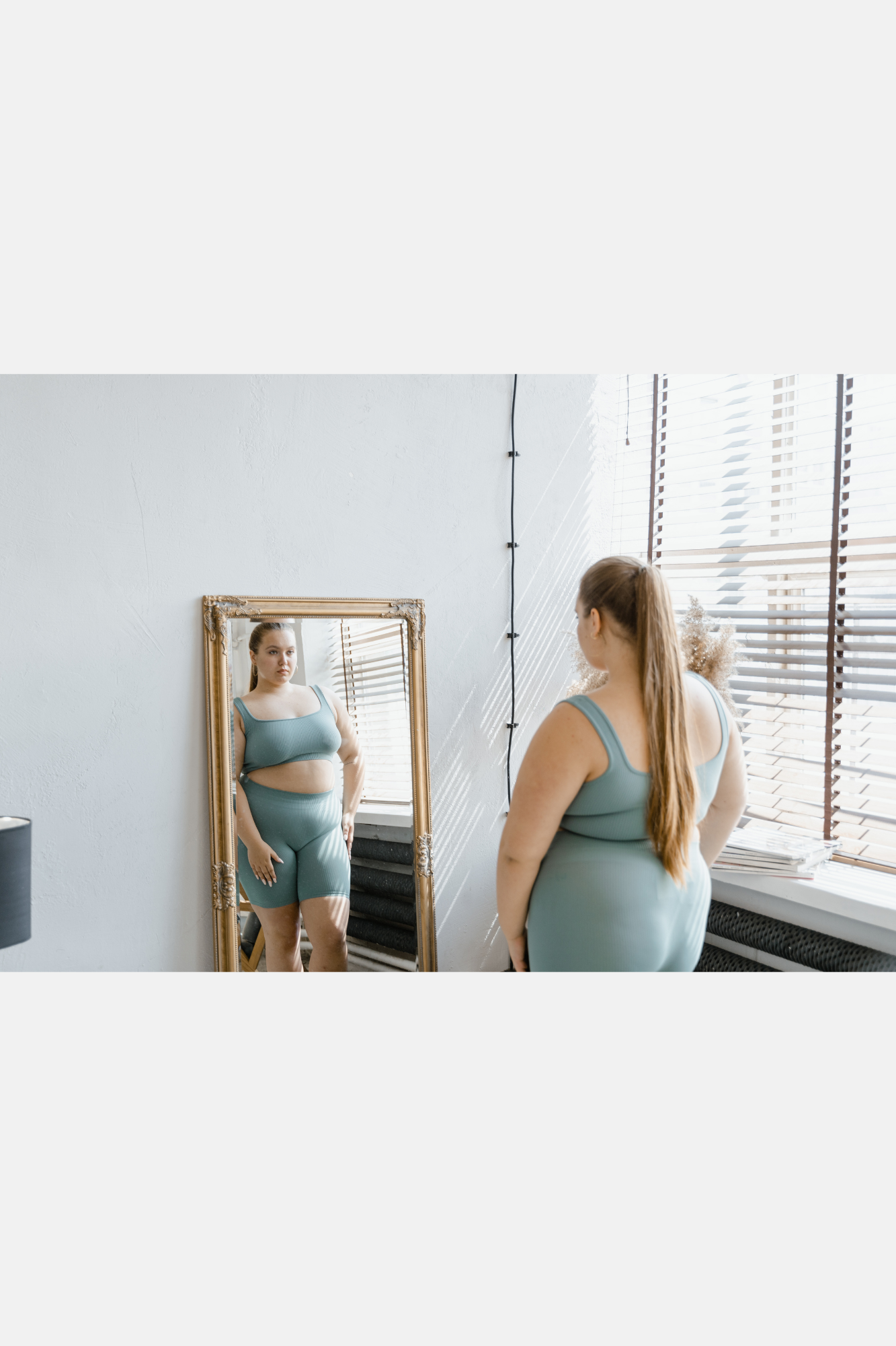Femme en surpoids qui se regarde dans un miroir. 