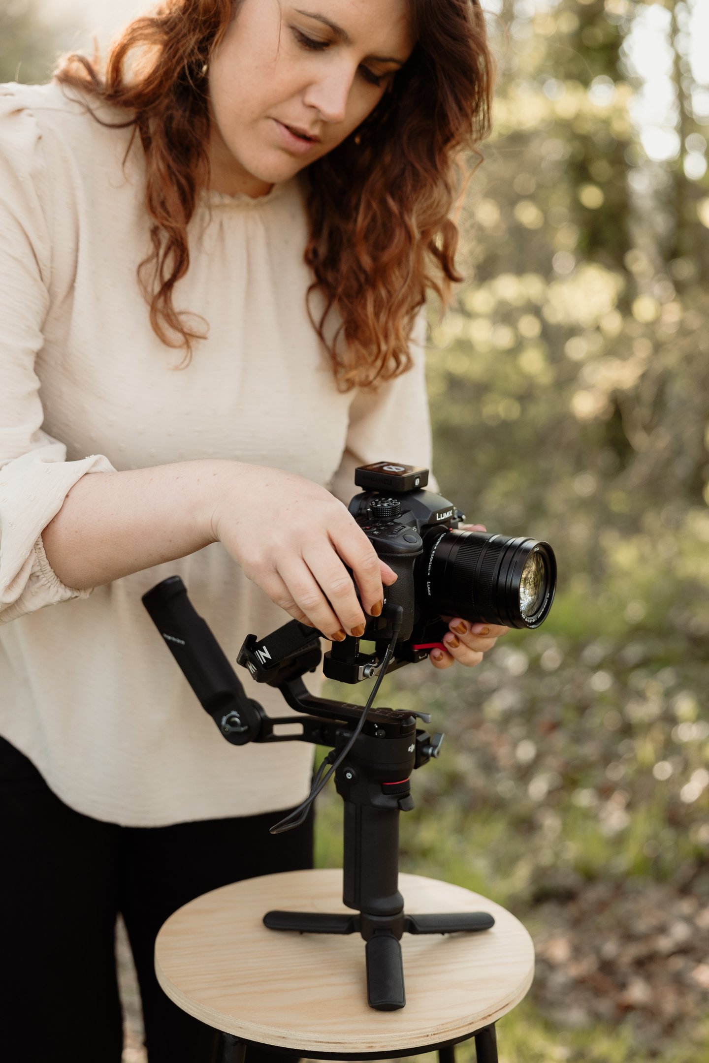 Réglage de matériel de tournage avec vidéaste d'entreprise léa olivier