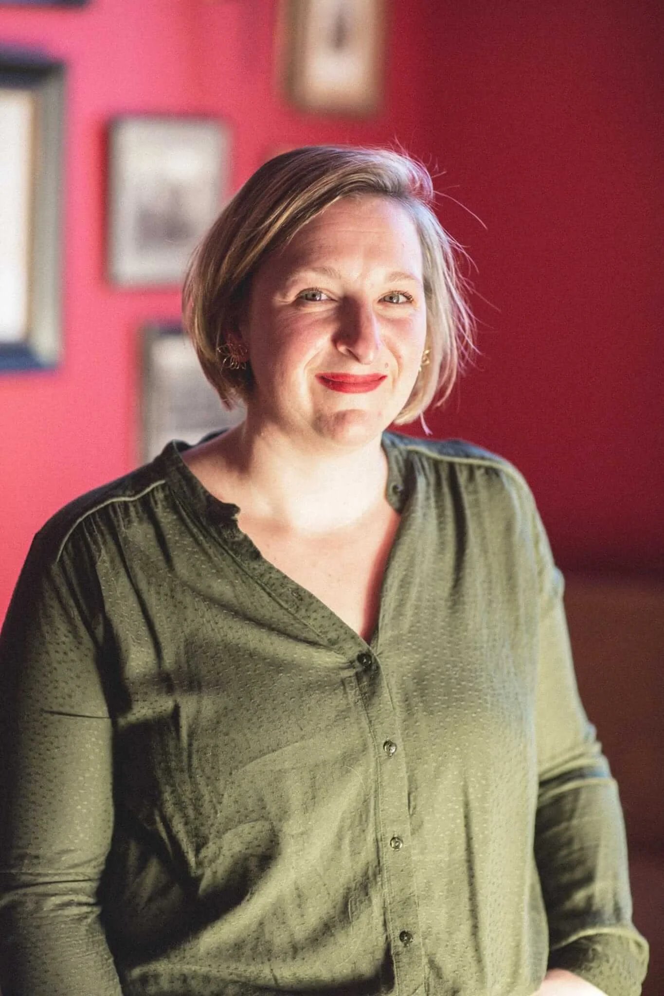 Photo en couleurs de l'auteure Anne-Sophie Loriot.