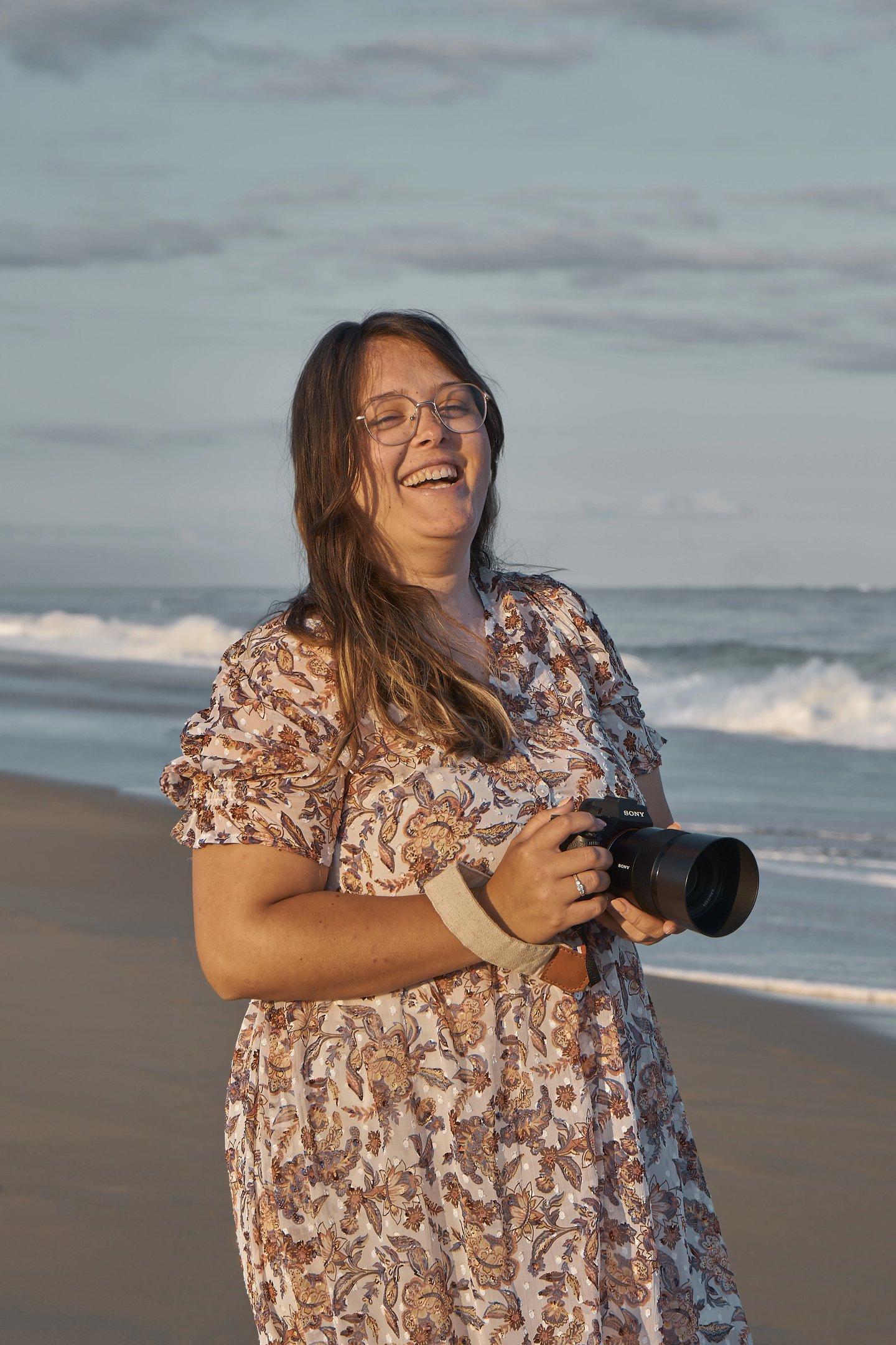 jeune femme qui rigole à la plage, photographe intimiste de couple à Guignen, à Rennes