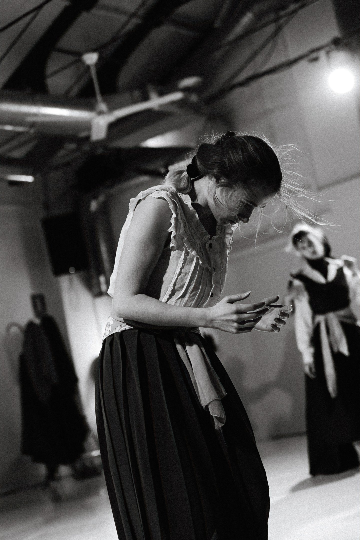 Johanna Spies perfJohanna Spies performing contemporary dance in an industrial hall in Madrid