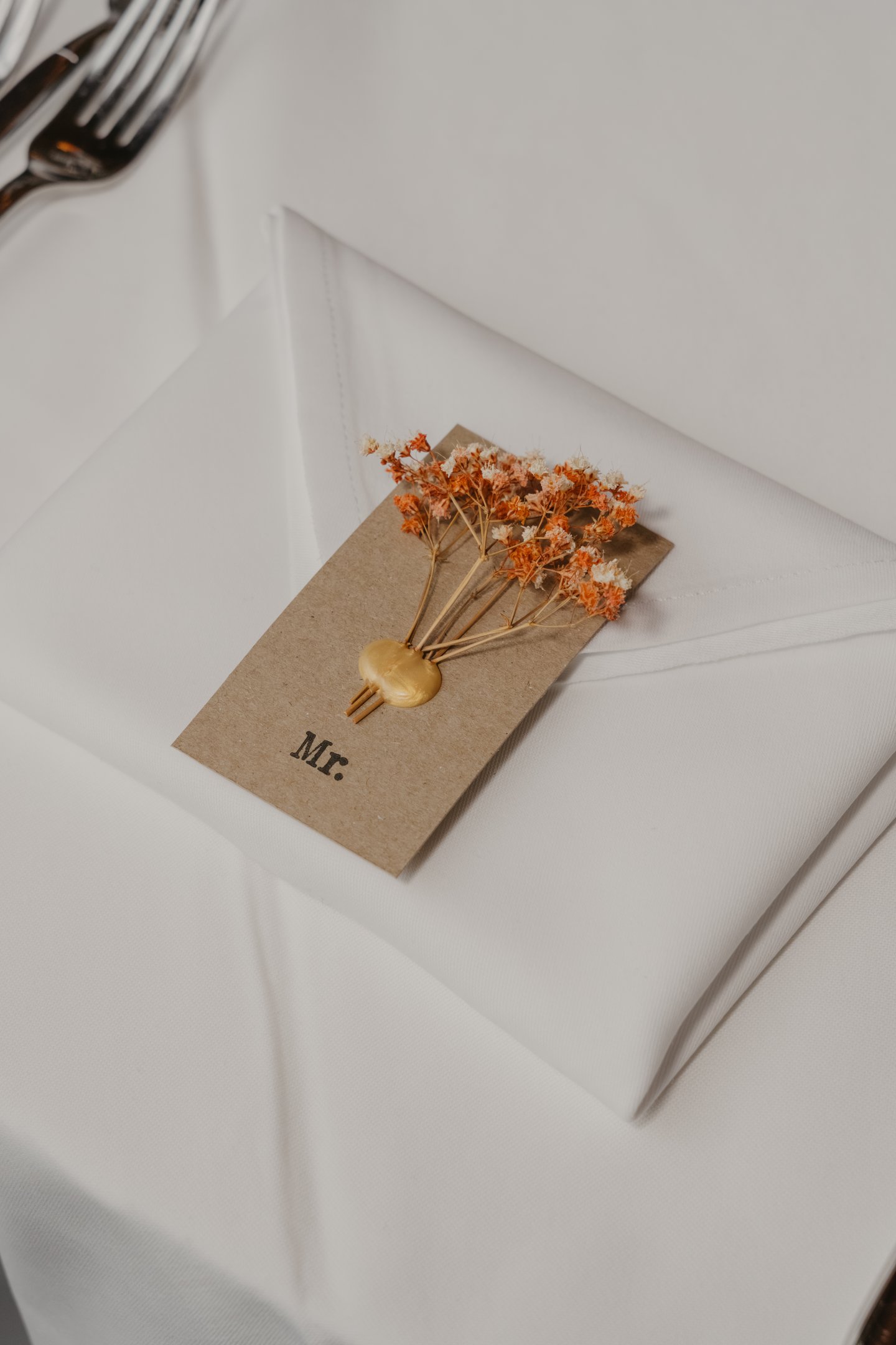 Tischkarte aus Kraftpapier mit Trockenblumen und goldenem Wachssiegel, «Mr».