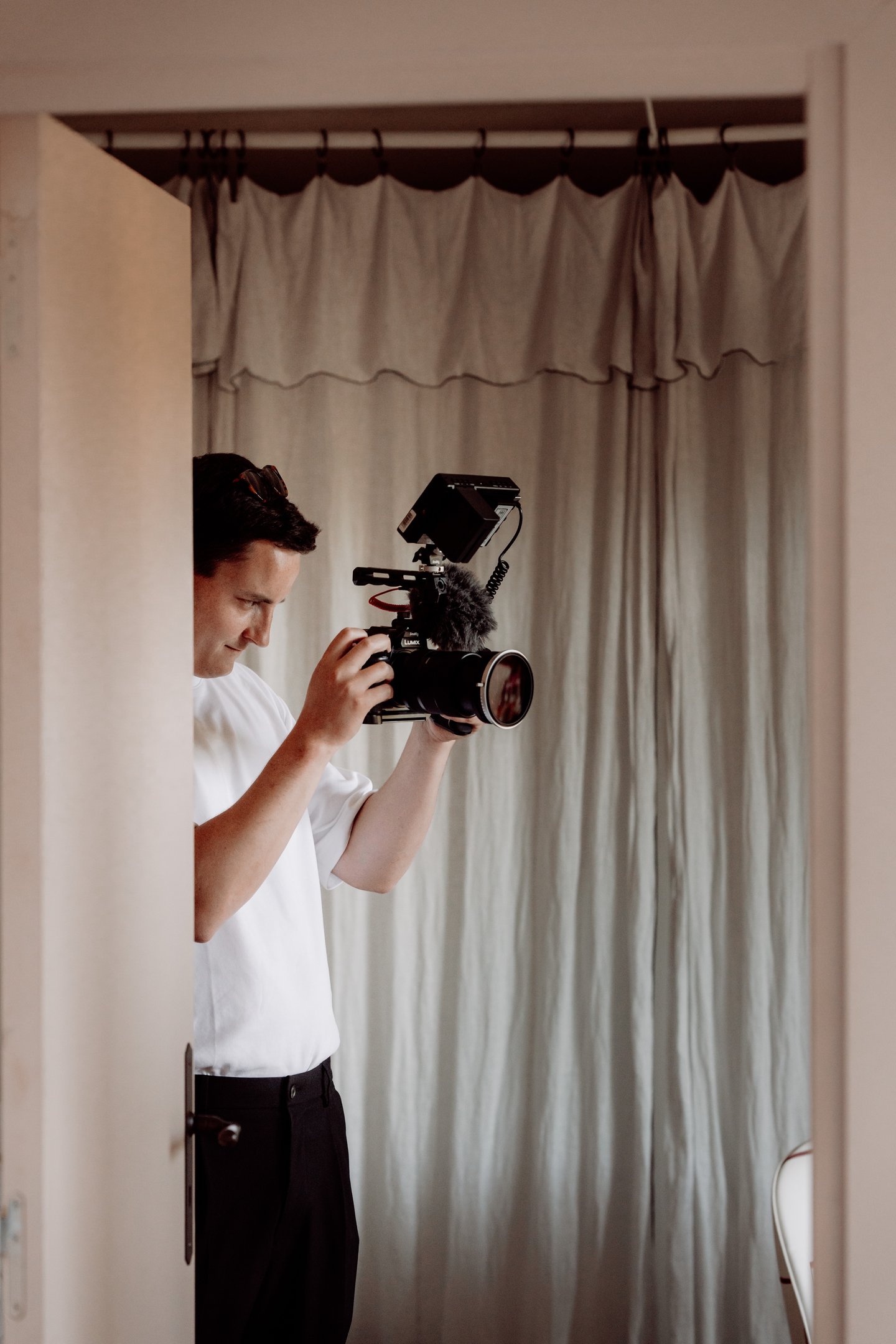 Le vidéaste Victor LEPECQUET qui filme avec sa caméra professionnelle