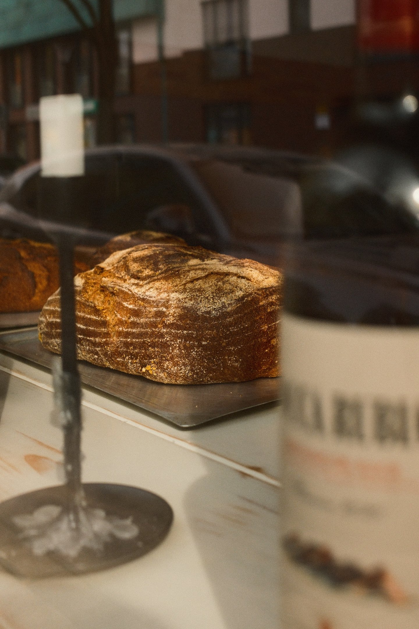 Brot hinter Glasscheibe Gastronomiefotografie cineastisch