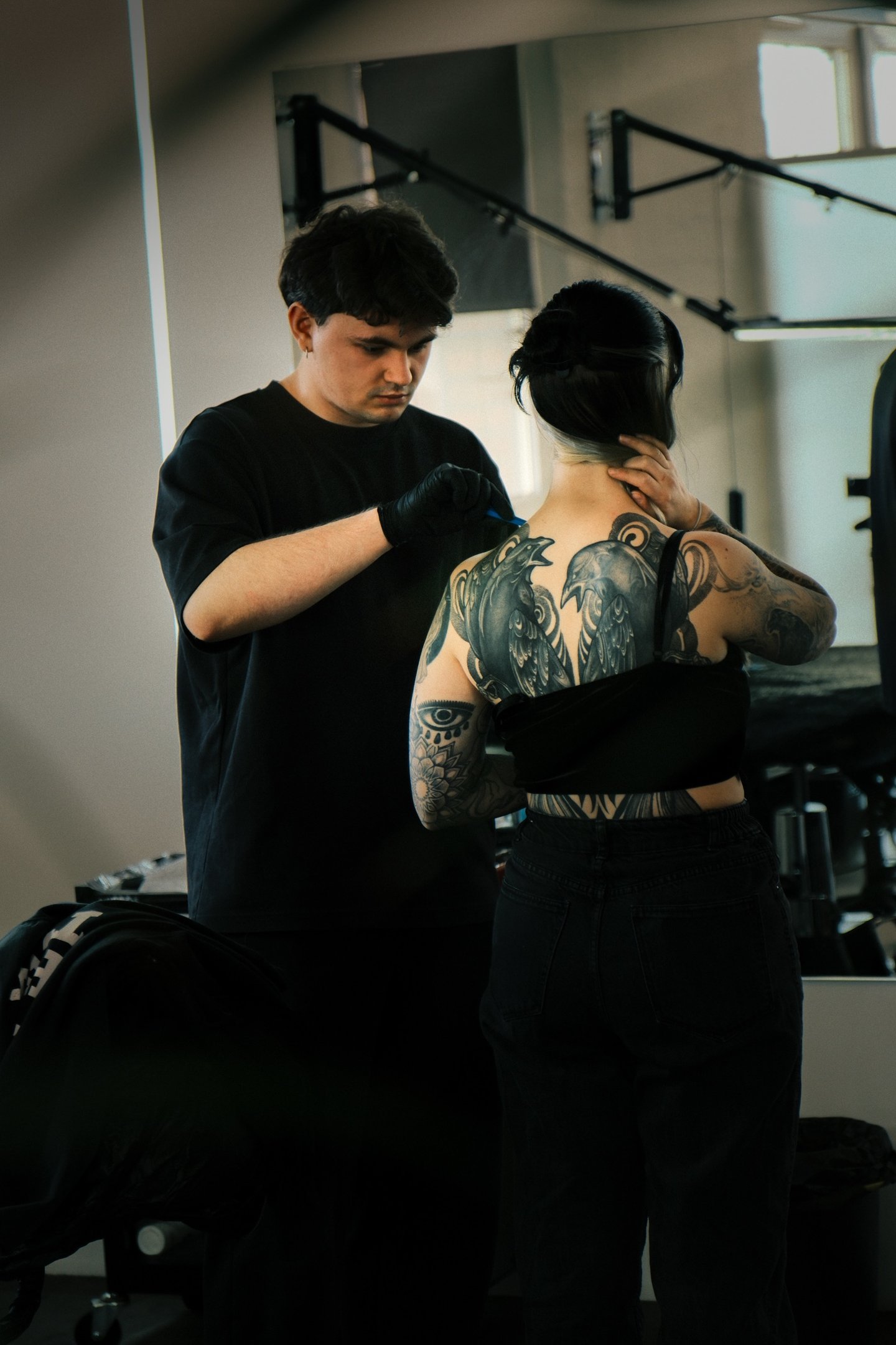  Fotograf bei Tattoo Shooting im Studio Ibbenbüren mit Fokus auf Rücken Tattoo