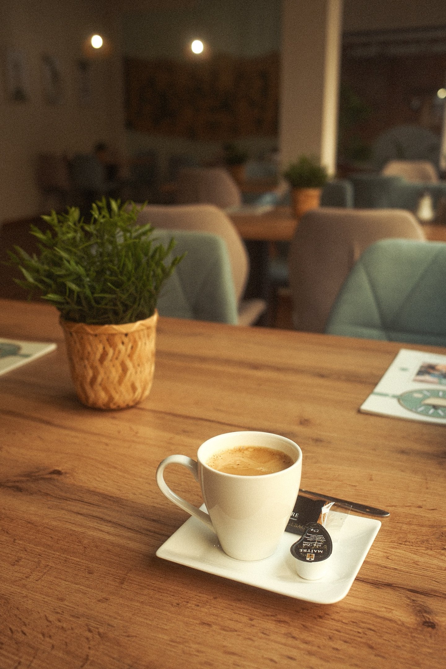 Café Fotografie Rheine: Espresso auf Holztisch bei Mila