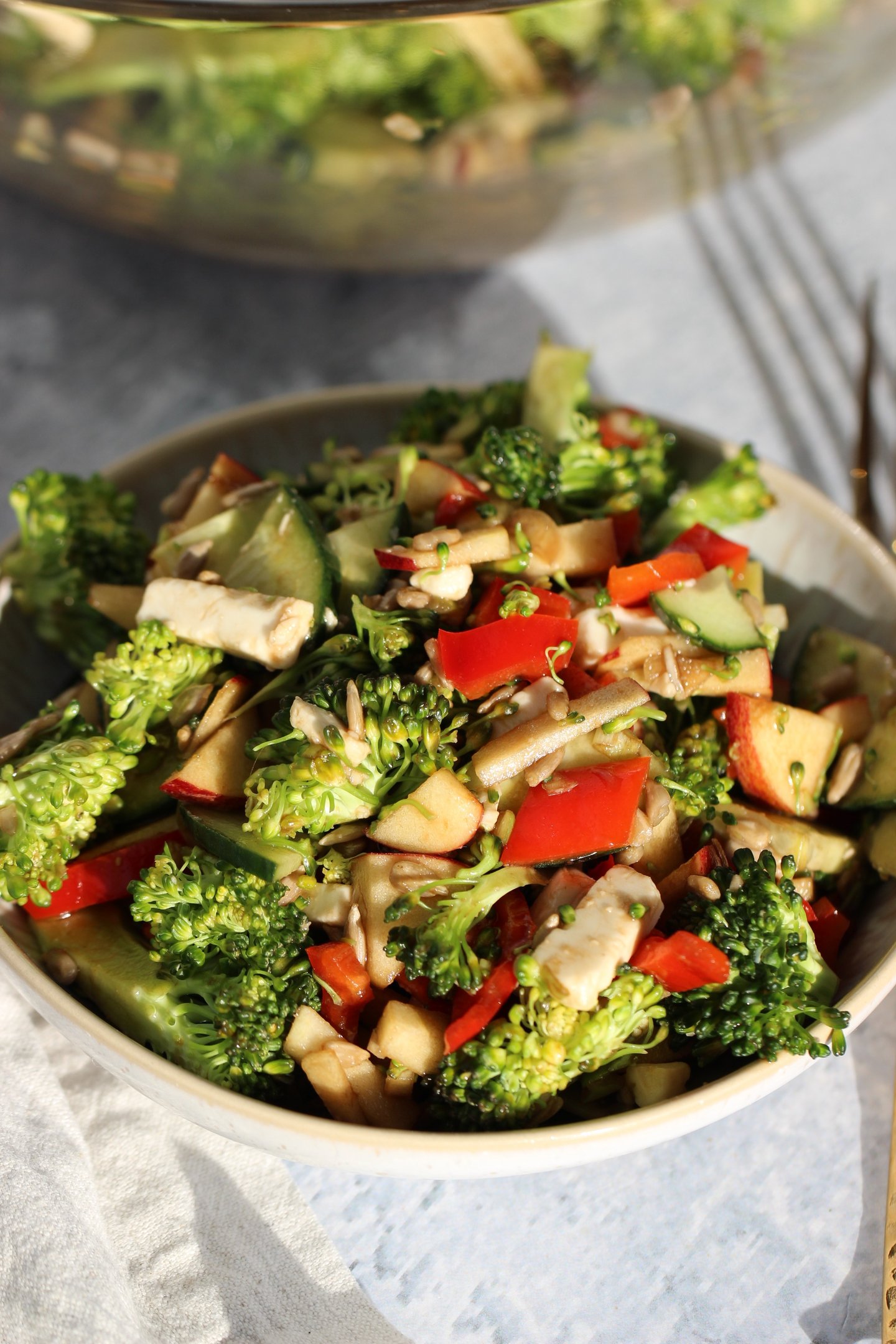 Ein frischer Brokkolisalat - einfach, schmackhaft und wohlschmeckend. Ein Genuss!