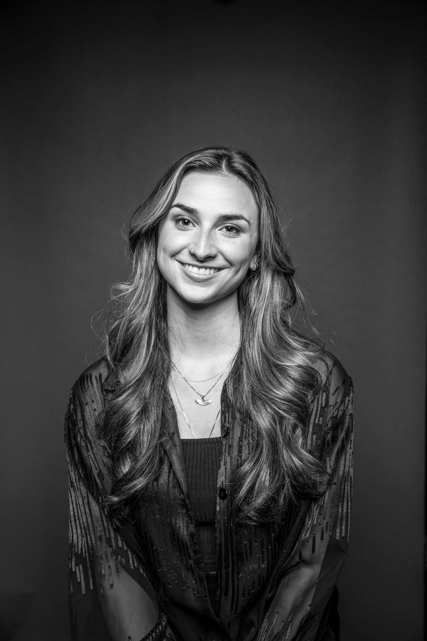 Marilou, une artiste maquilleuse qui sourit en noir et blanc