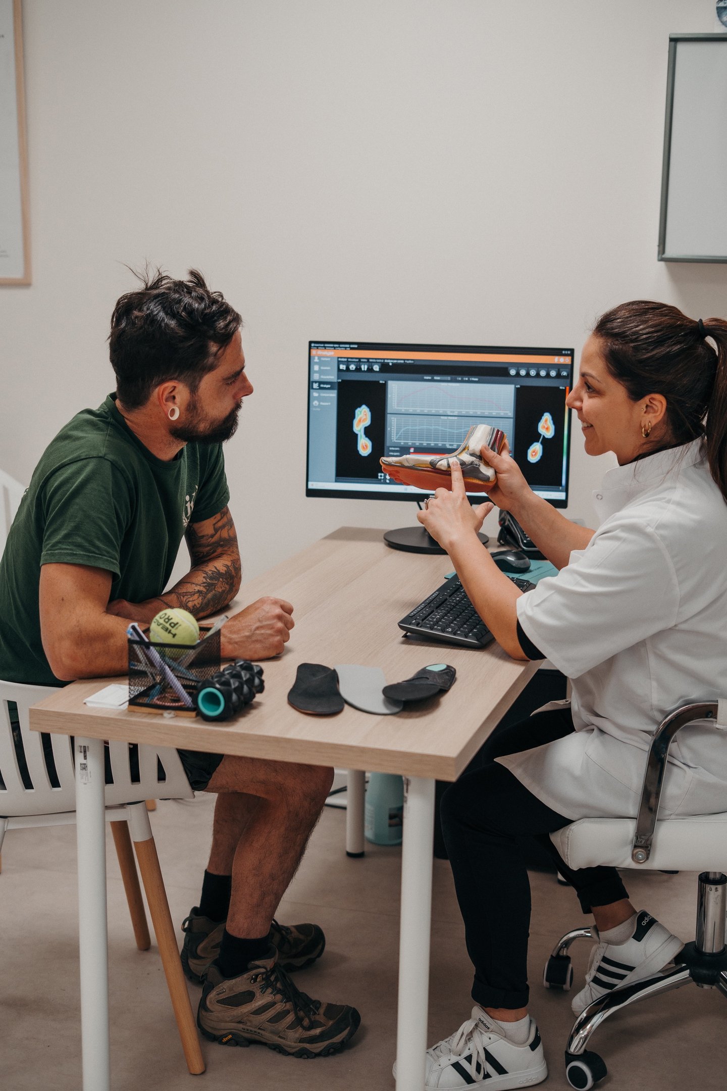 Podologue sur Soumoulou, entre Pau et Tarbes, présentant un pied pour expliquer une pathologie du pied chez le sportif.