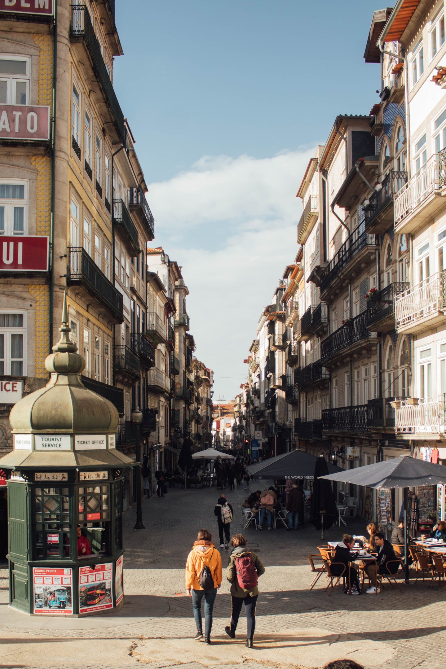 Calle peatonal del centro histórico de Oporto