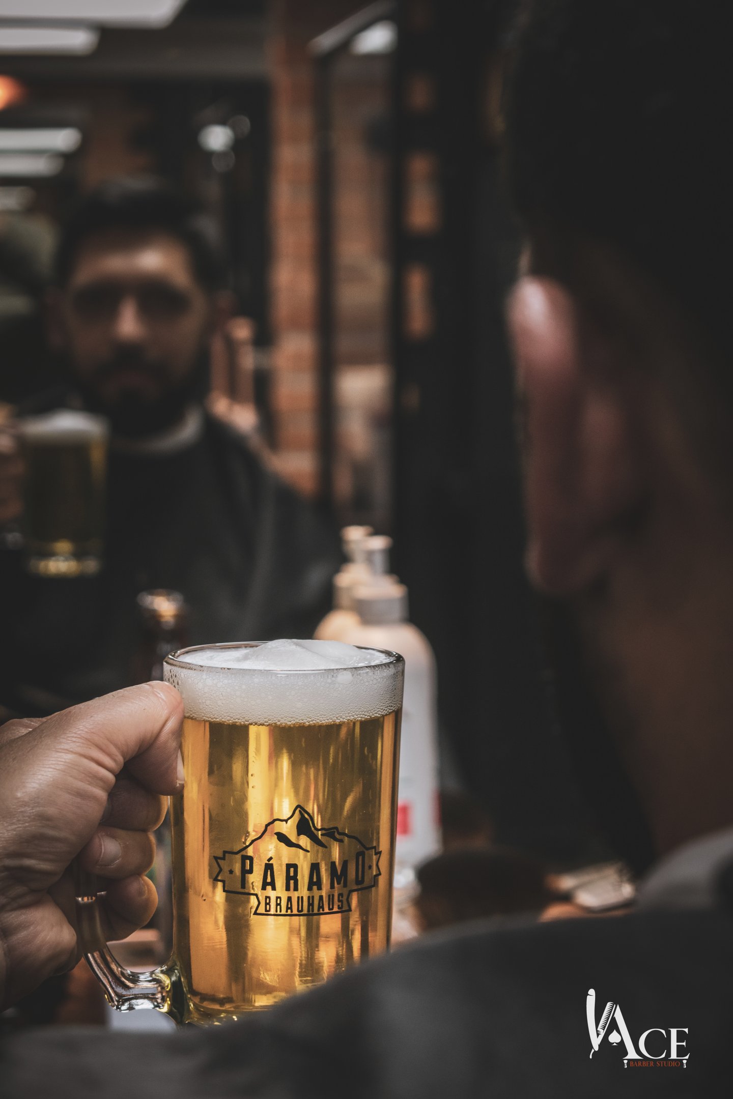 hombre en barberia tomando cerveza excelente experiencia y servicio