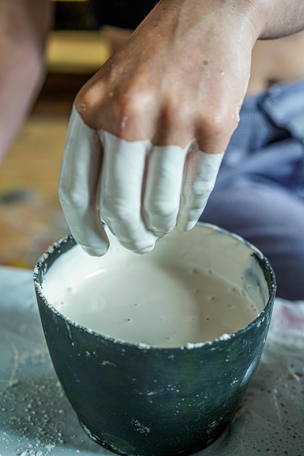 Main dans plâtre liquide  - Moulage intime Bordeaux
