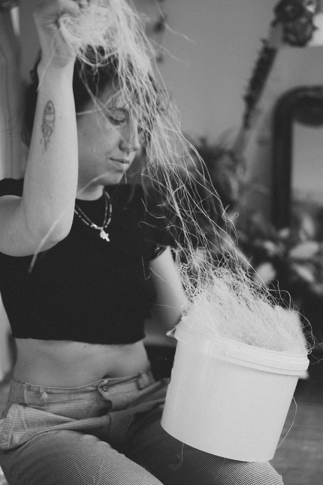 May qui fait un tirage en plâtre  - Moulage intime Bordeaux